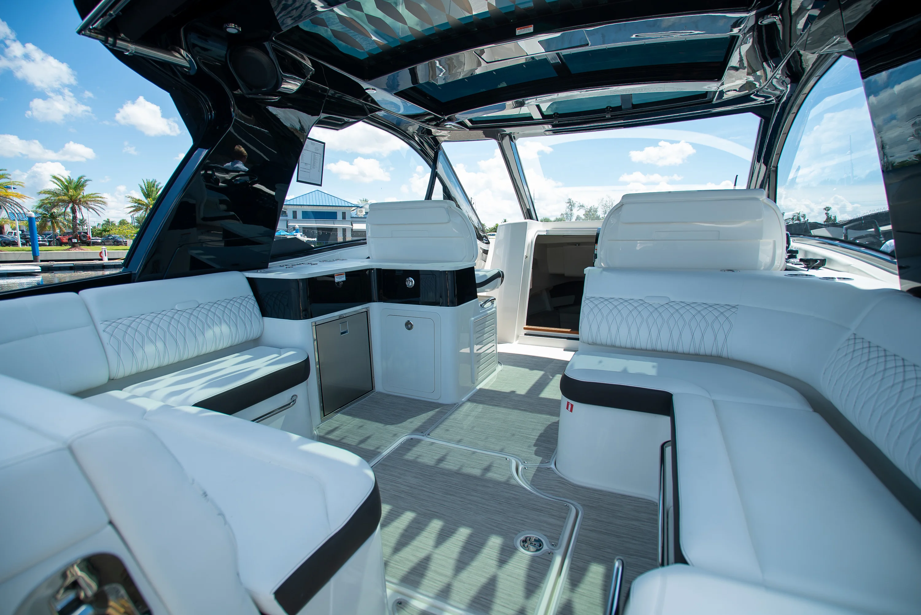 2026 Sea Ray Sundancer 370 Outboard Image Thumbnail #4