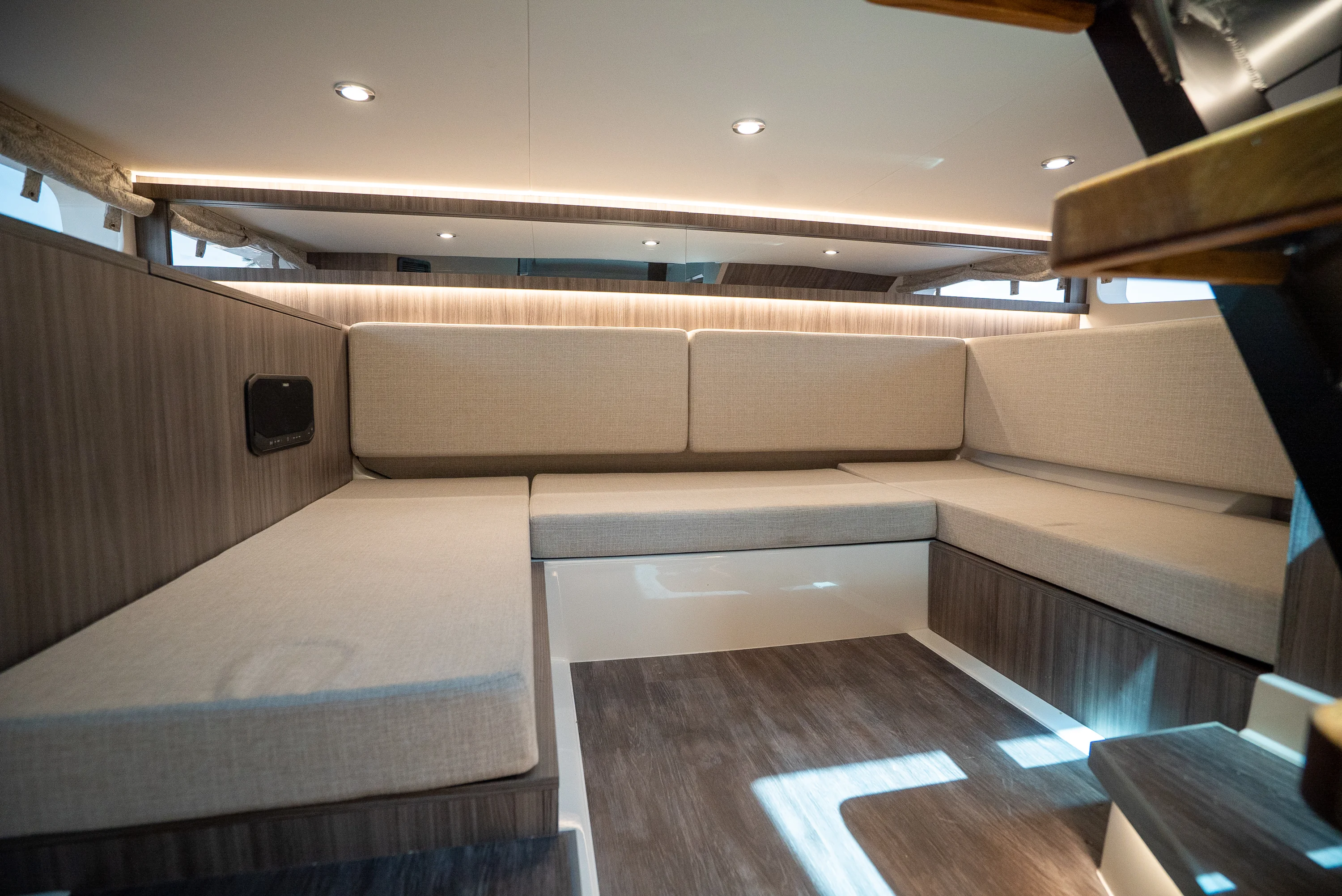 2026 Sea Ray Sundancer 370 Outboard Image Thumbnail #19