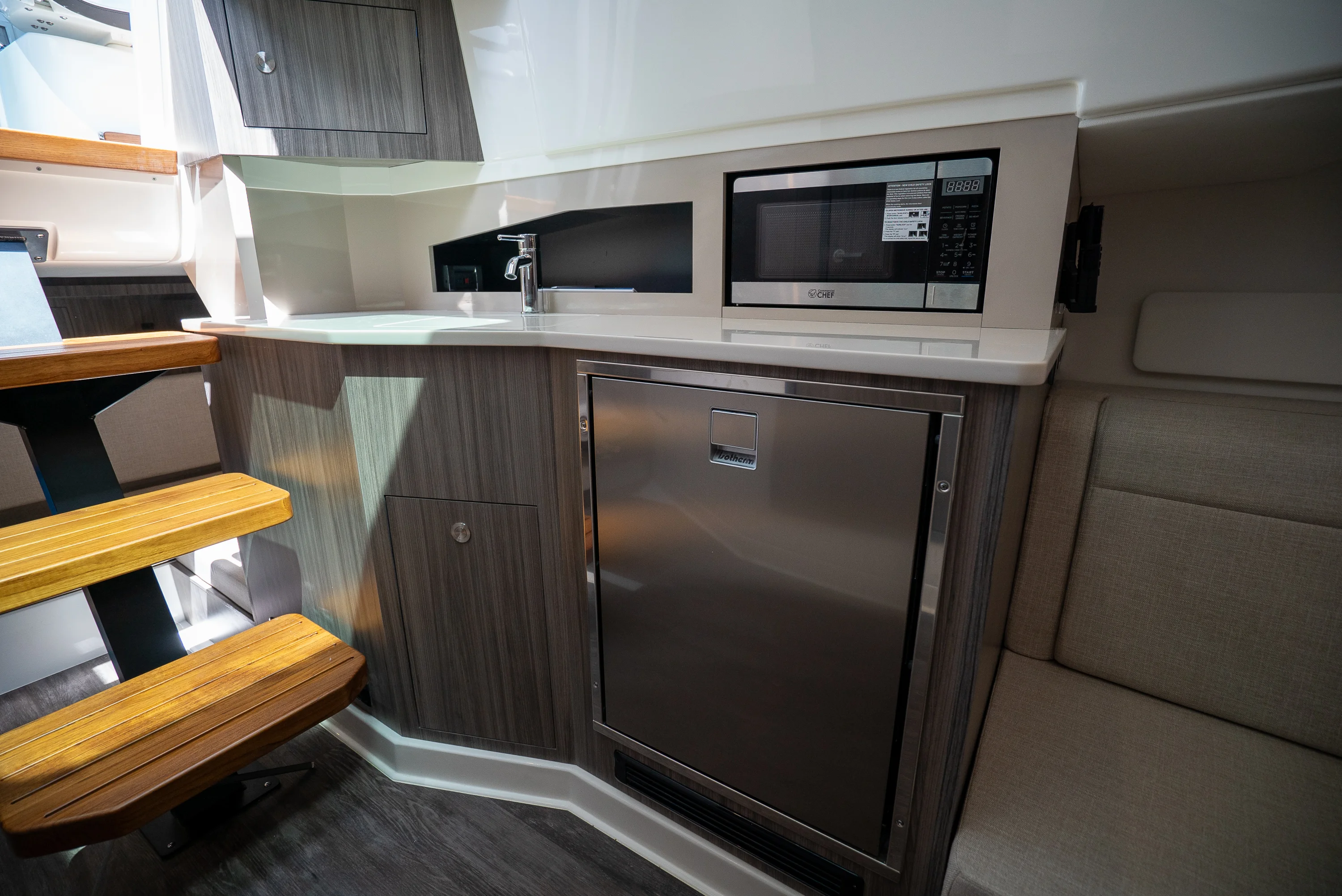 2026 Sea Ray Sundancer 370 Outboard Image Thumbnail #17