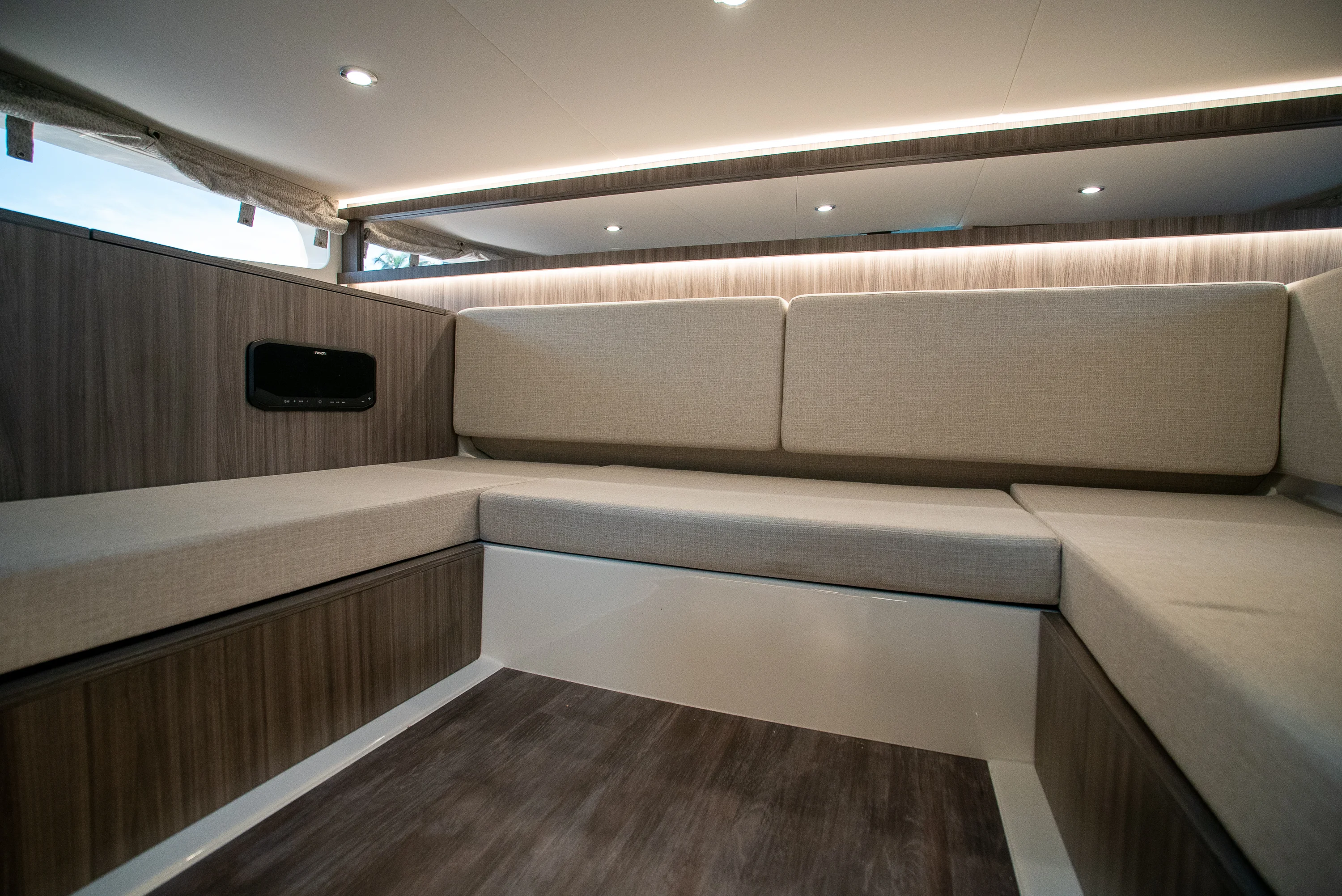 2026 Sea Ray Sundancer 370 Outboard Image Thumbnail #21