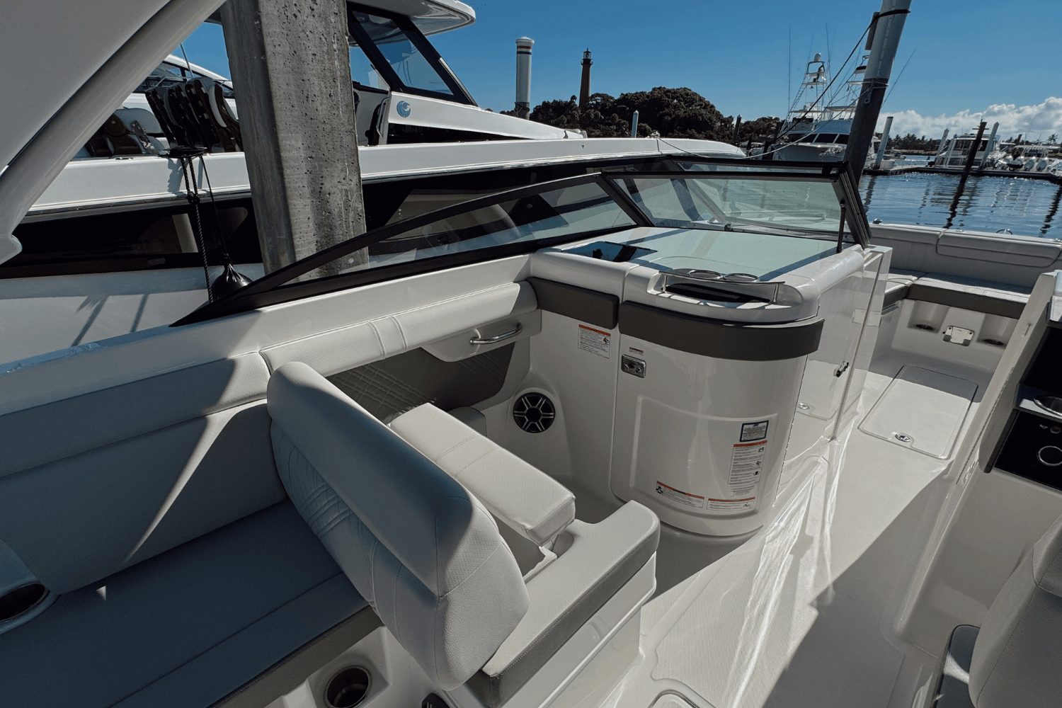 2026 Sea Ray SDX 290 Outboard Image Thumbnail #18