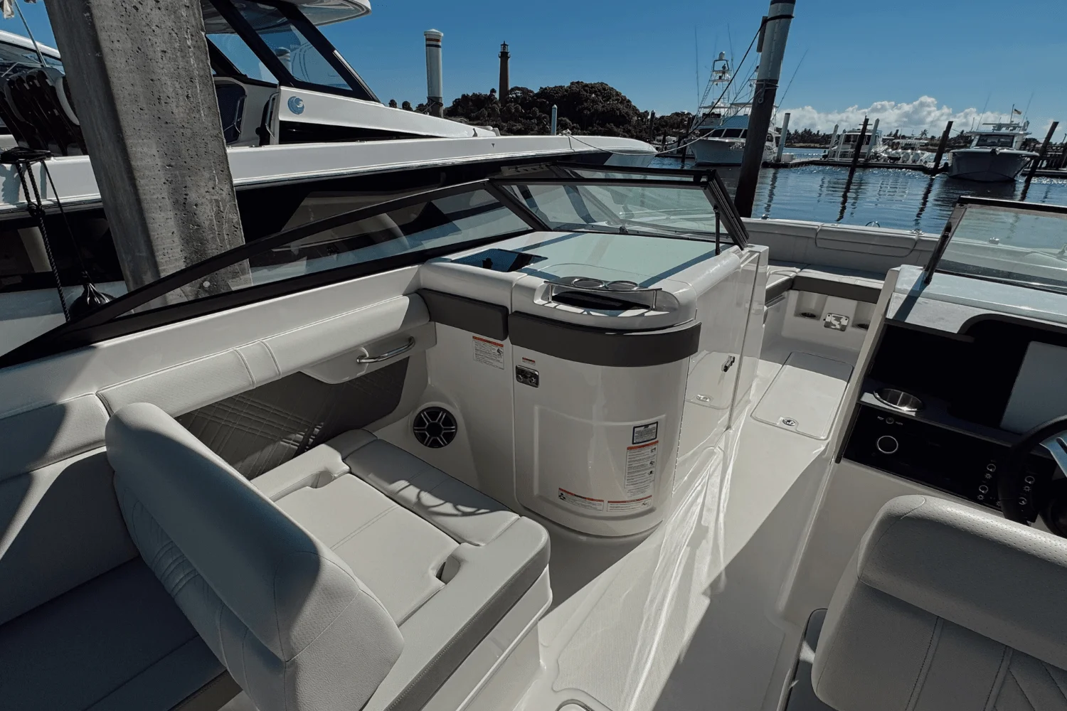 2026 Sea Ray SDX 290 Outboard Image Thumbnail #16