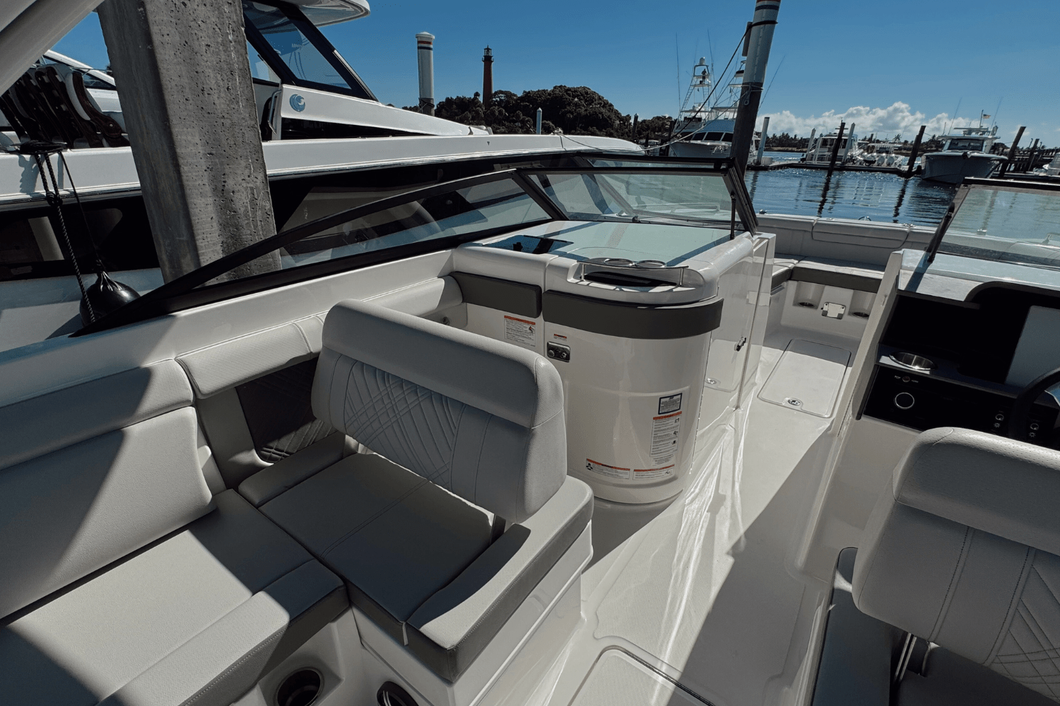 2026 Sea Ray SDX 290 Outboard Image Thumbnail #17