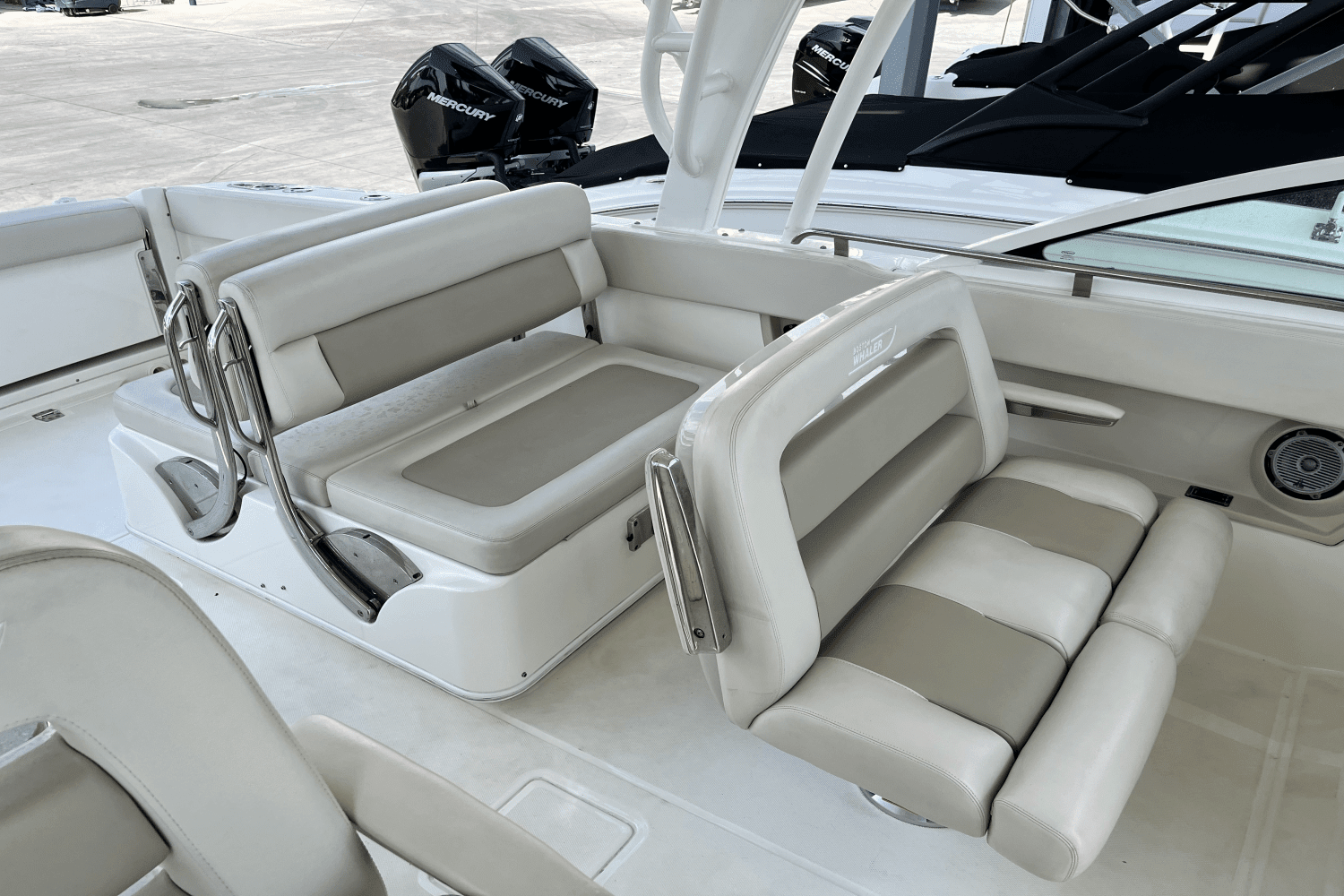 2020 Boston Whaler 320 VANTAGE Image Thumbnail #11