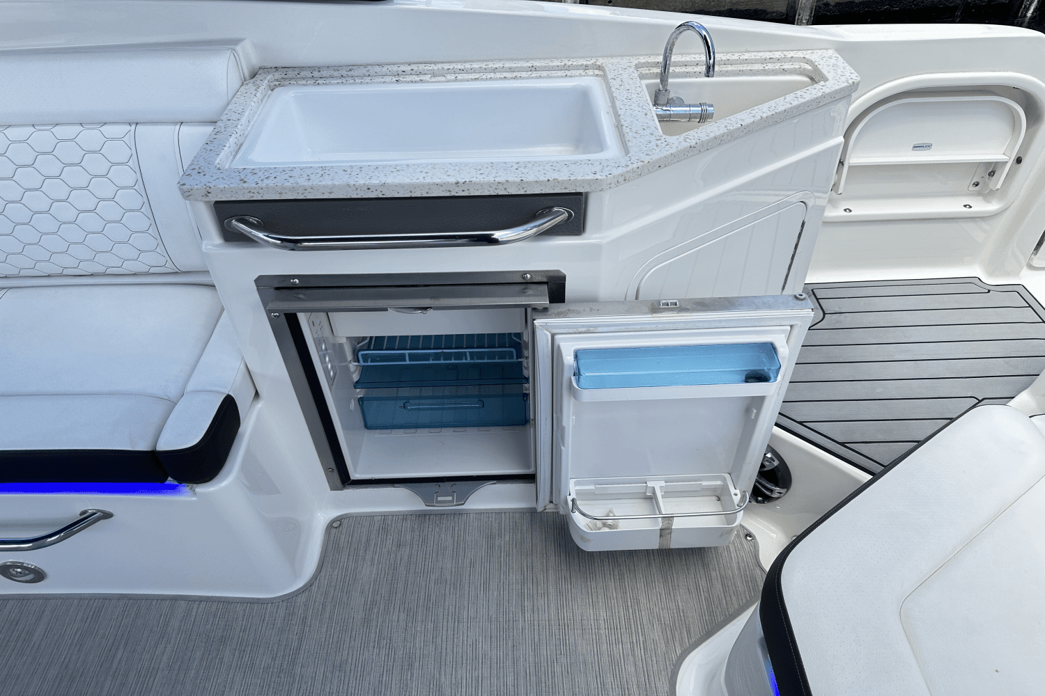 2021 Sea Ray SDX 290 Outboard Image Thumbnail #24