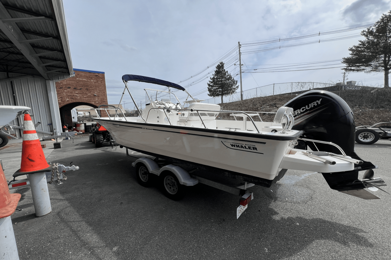 2015 Boston Whaler 210 MONTAUK Image Thumbnail #3