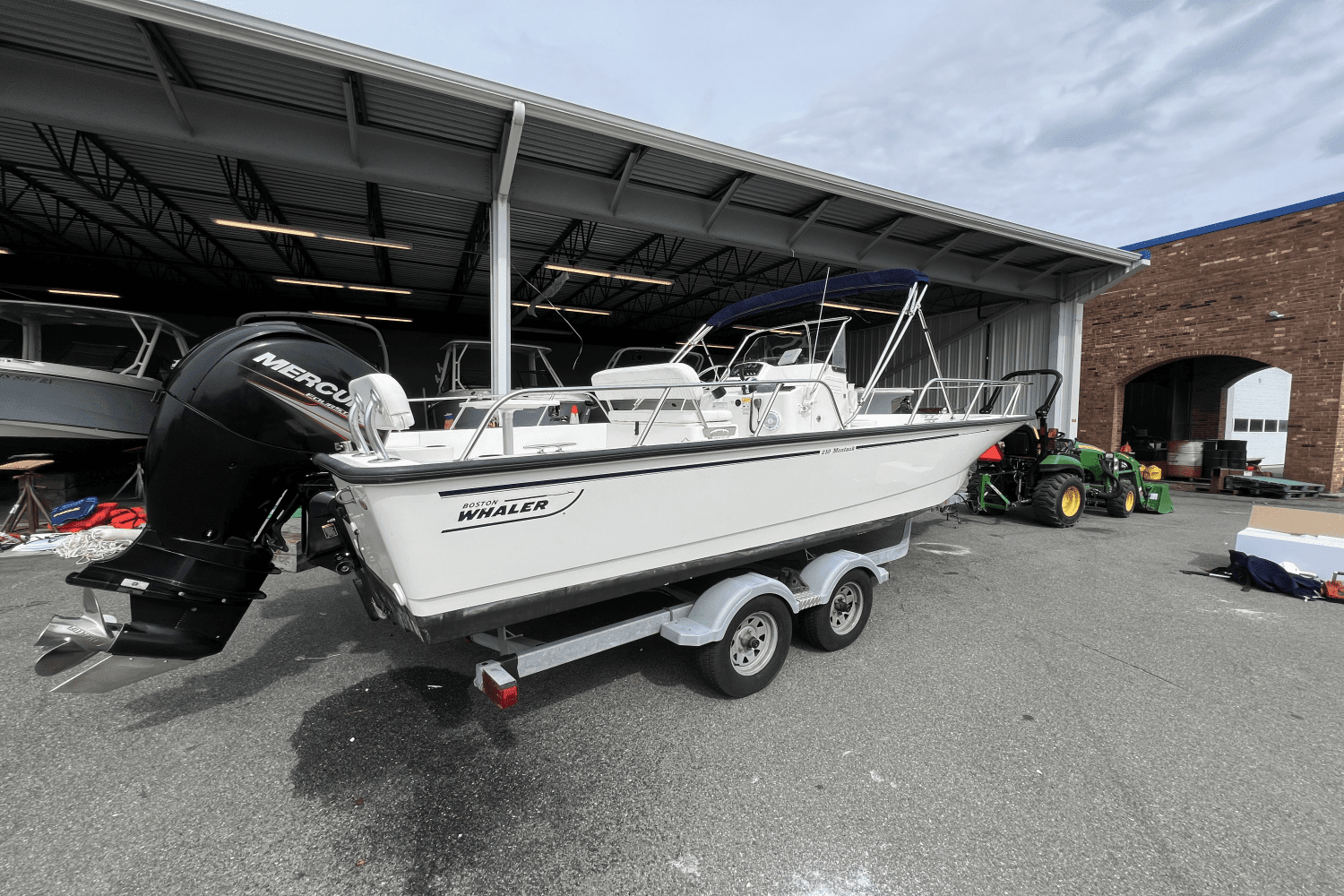 2015 Boston Whaler 210 MONTAUK Image Thumbnail #2