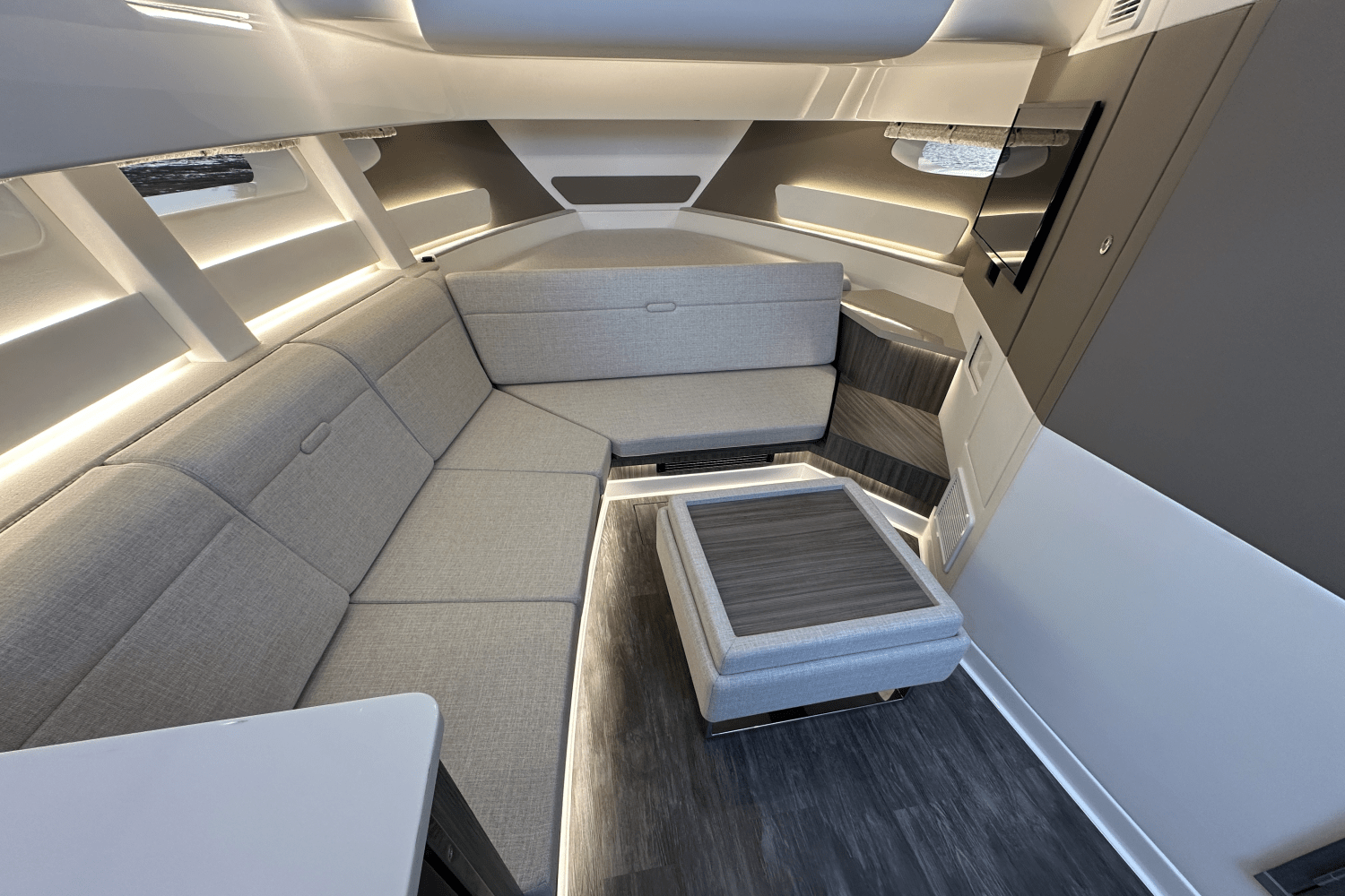 2025 Sea Ray Sundancer 370 Image Thumbnail #24