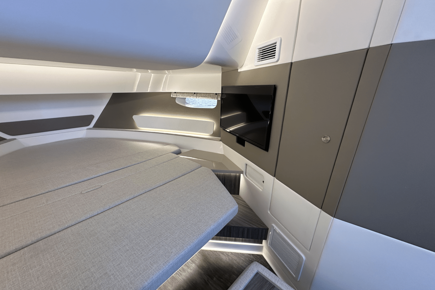 2025 Sea Ray Sundancer 370 Image Thumbnail #14