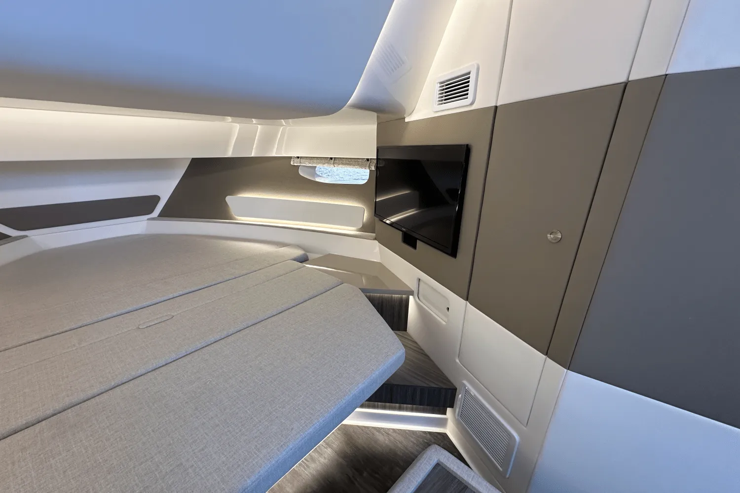 2025 Sea Ray Sundancer 370 Image Thumbnail #14