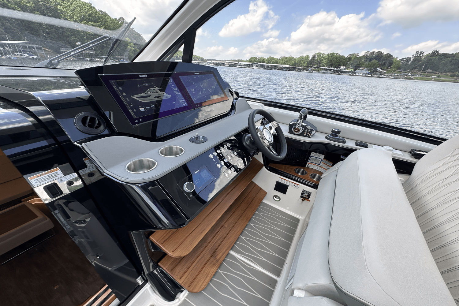 2025 Sea Ray Sundancer 370 Image Thumbnail #20