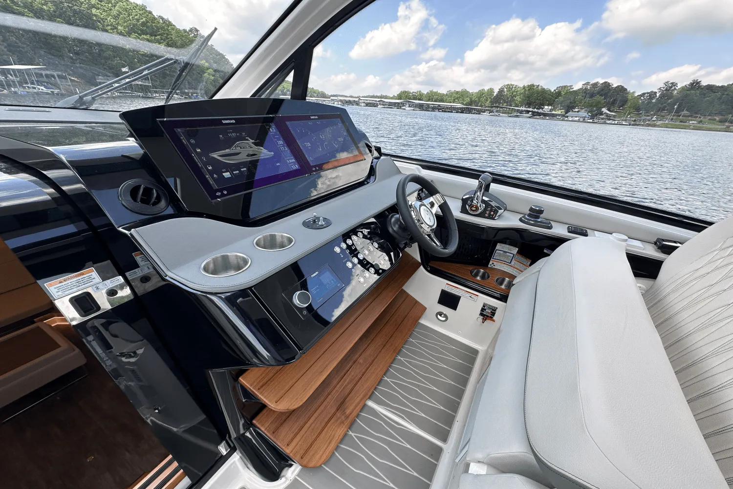 2025 Sea Ray Sundancer 370 Image Thumbnail #20