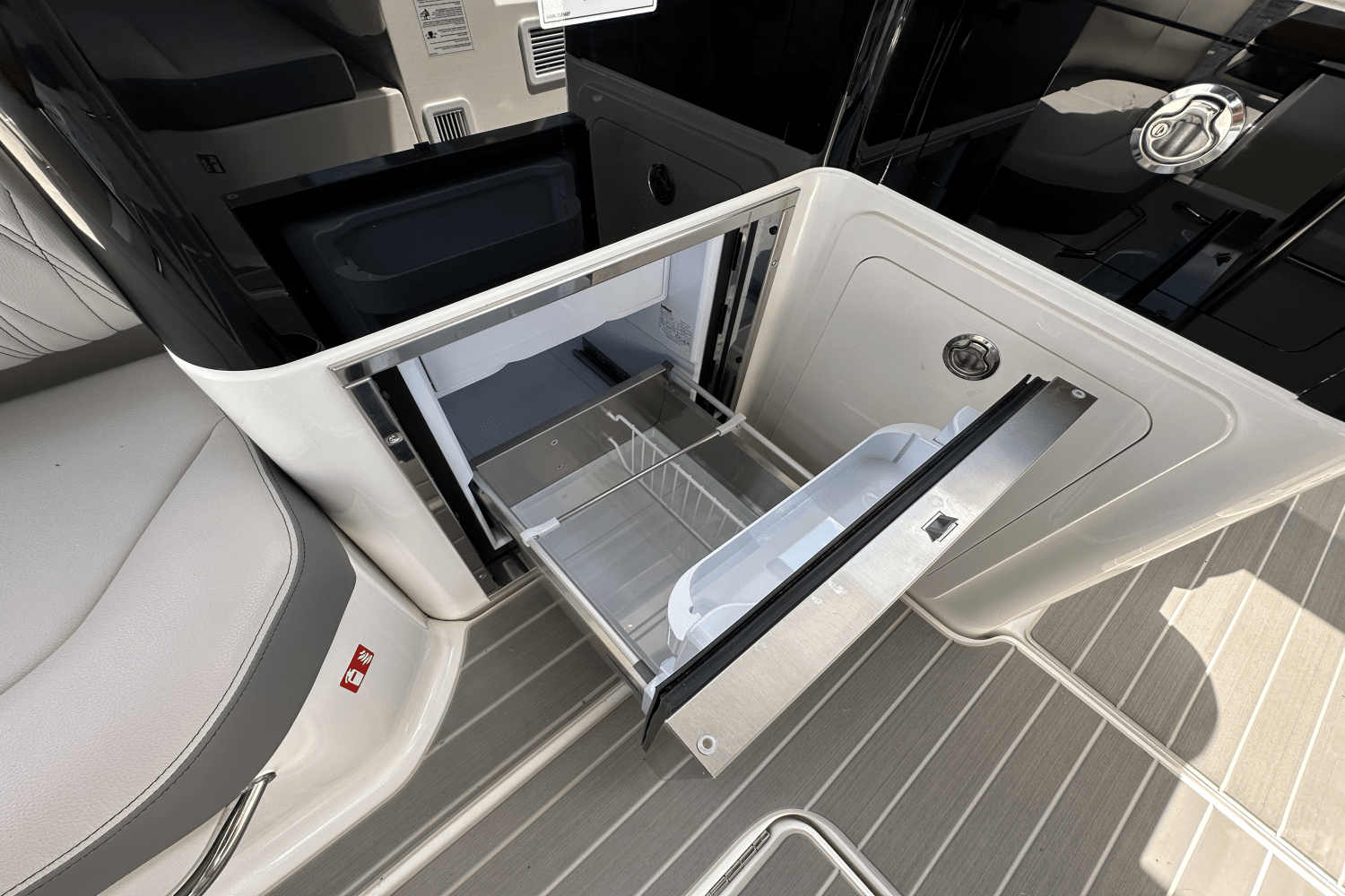 2025 Sea Ray Sundancer 370 Image Thumbnail #26