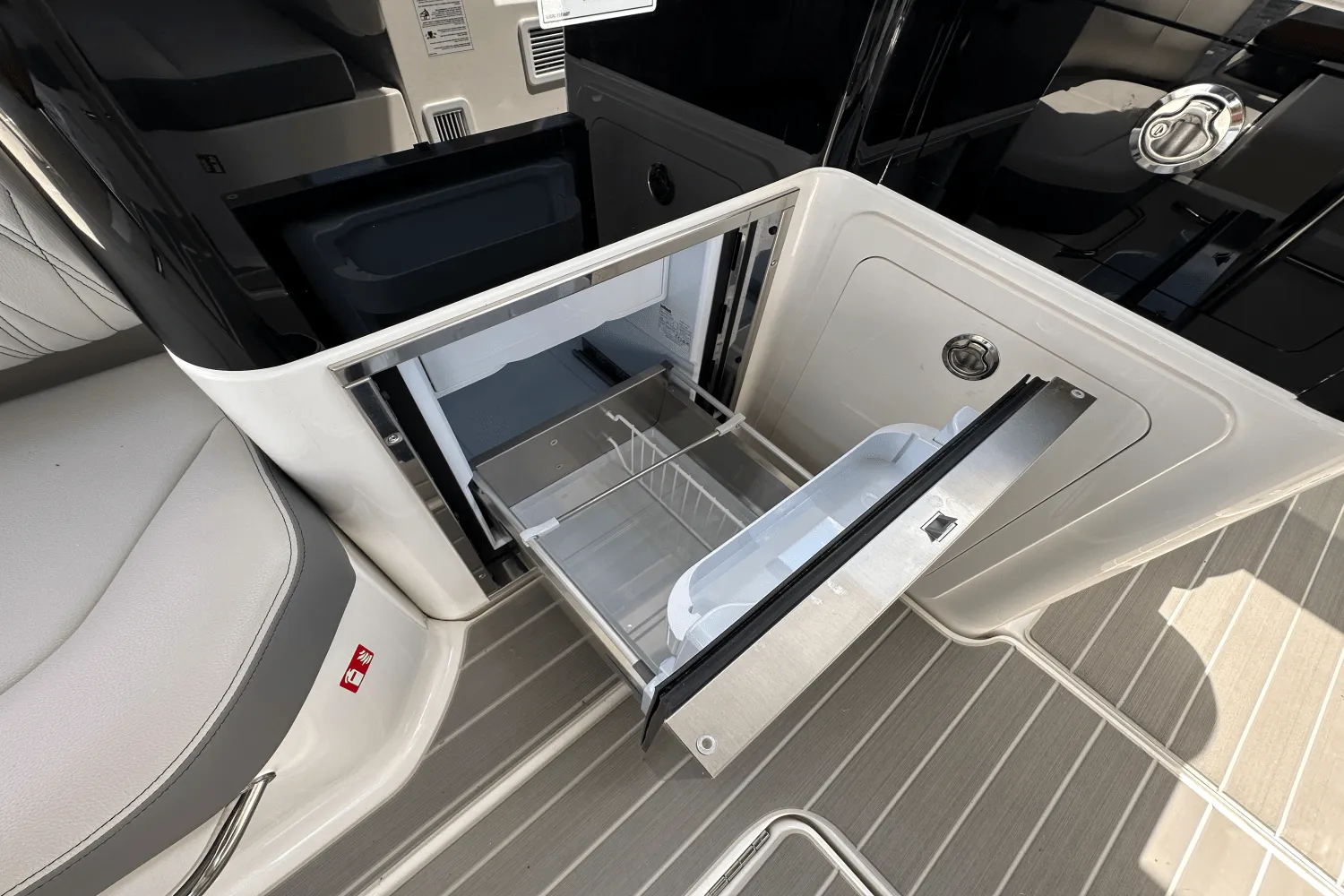 2025 Sea Ray Sundancer 370 Image Thumbnail #26
