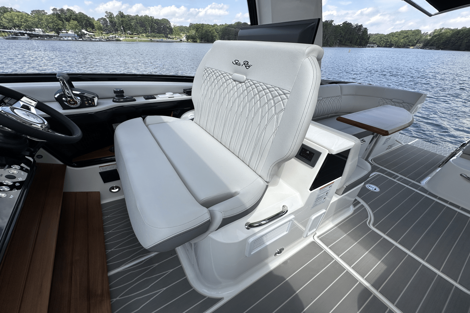 2025 Sea Ray Sundancer 370 Image Thumbnail #23