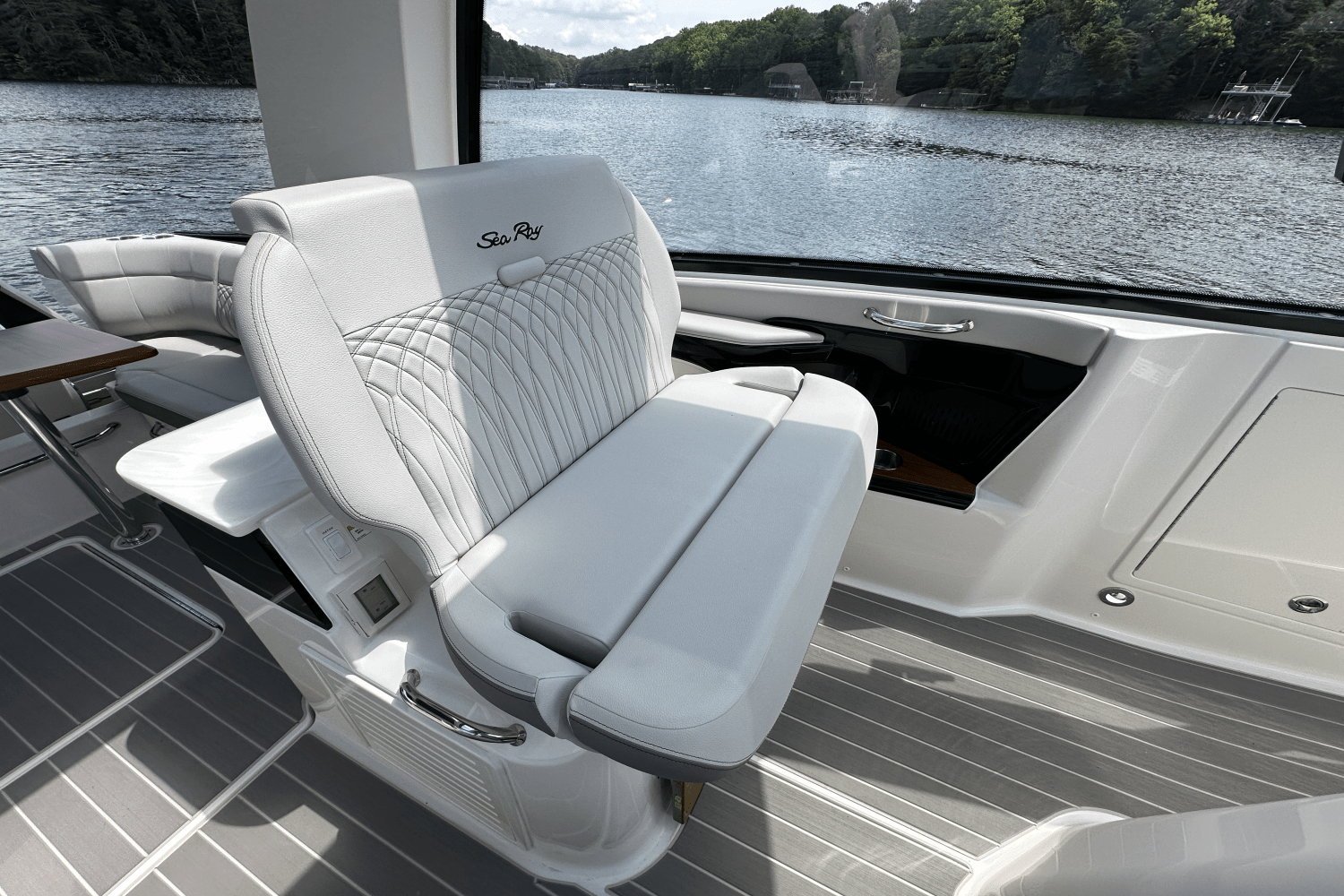 2025 Sea Ray Sundancer 370 Image Thumbnail #25