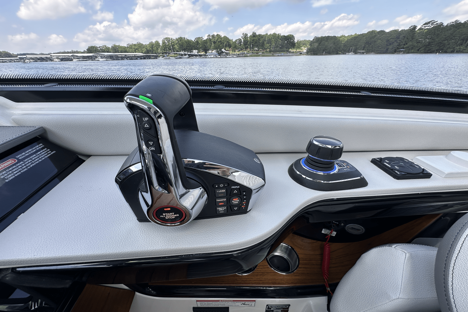 2025 Sea Ray Sundancer 370 Image Thumbnail #22