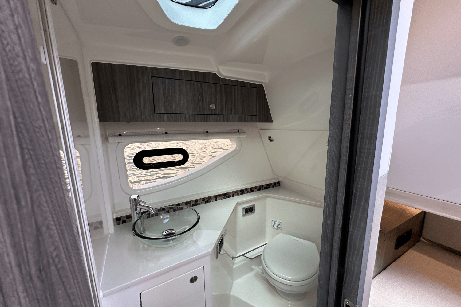 2025 Sea Ray Sundancer 370 Image Thumbnail #15
