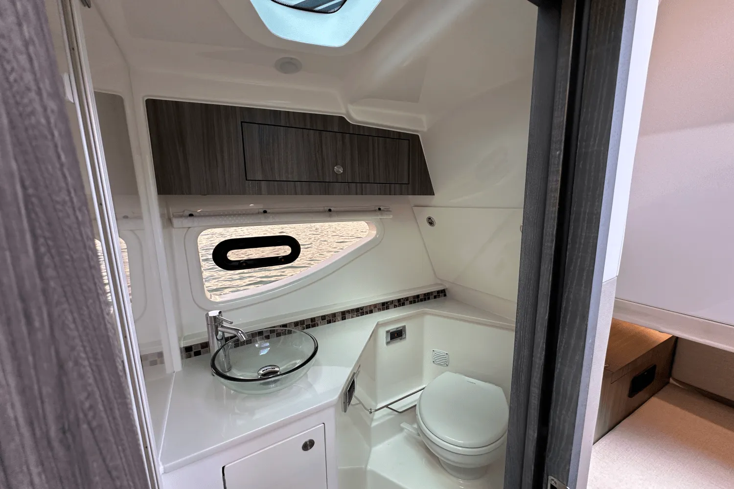 2025 Sea Ray Sundancer 370 Image Thumbnail #15