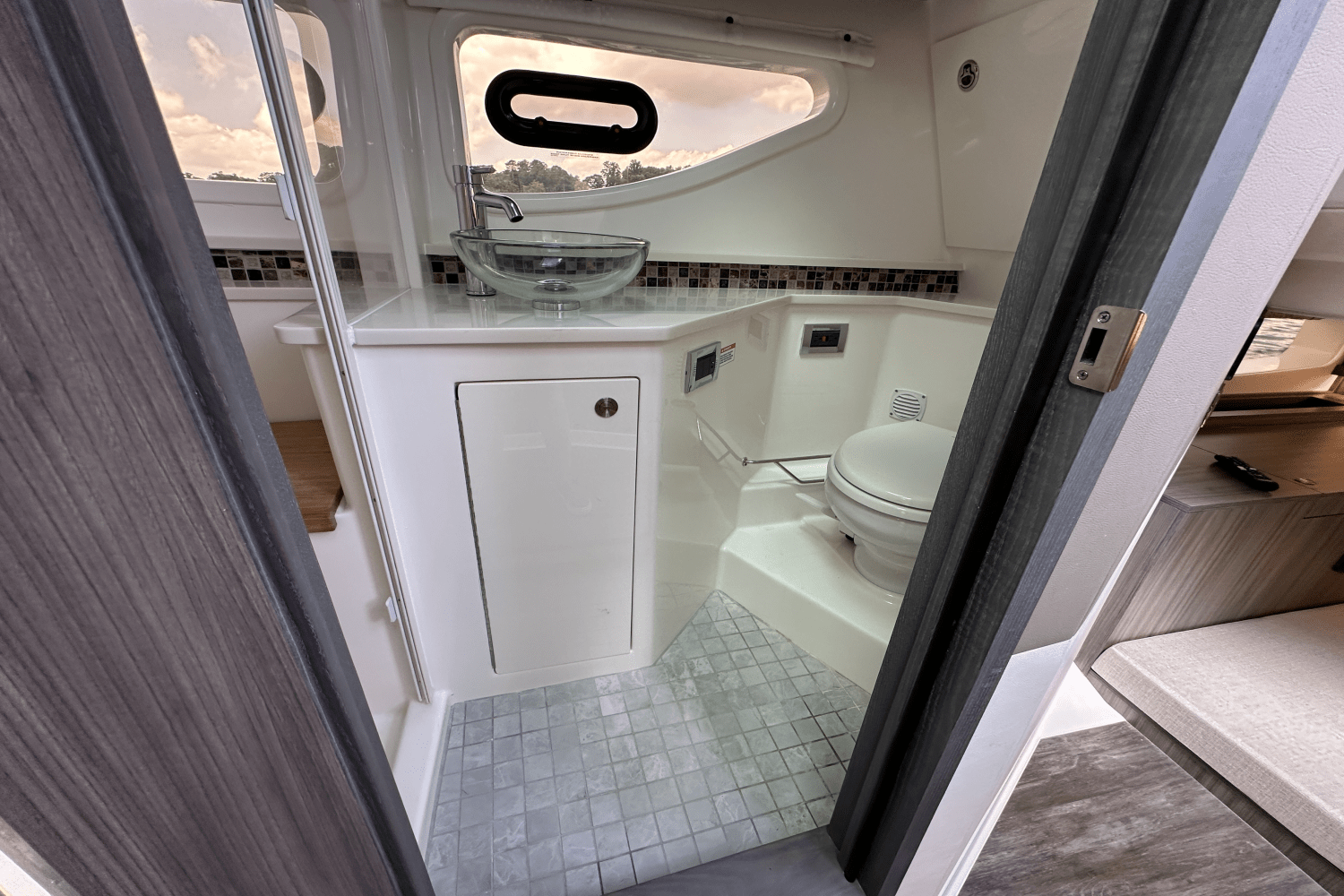 2025 Sea Ray Sundancer 370 Image Thumbnail #16