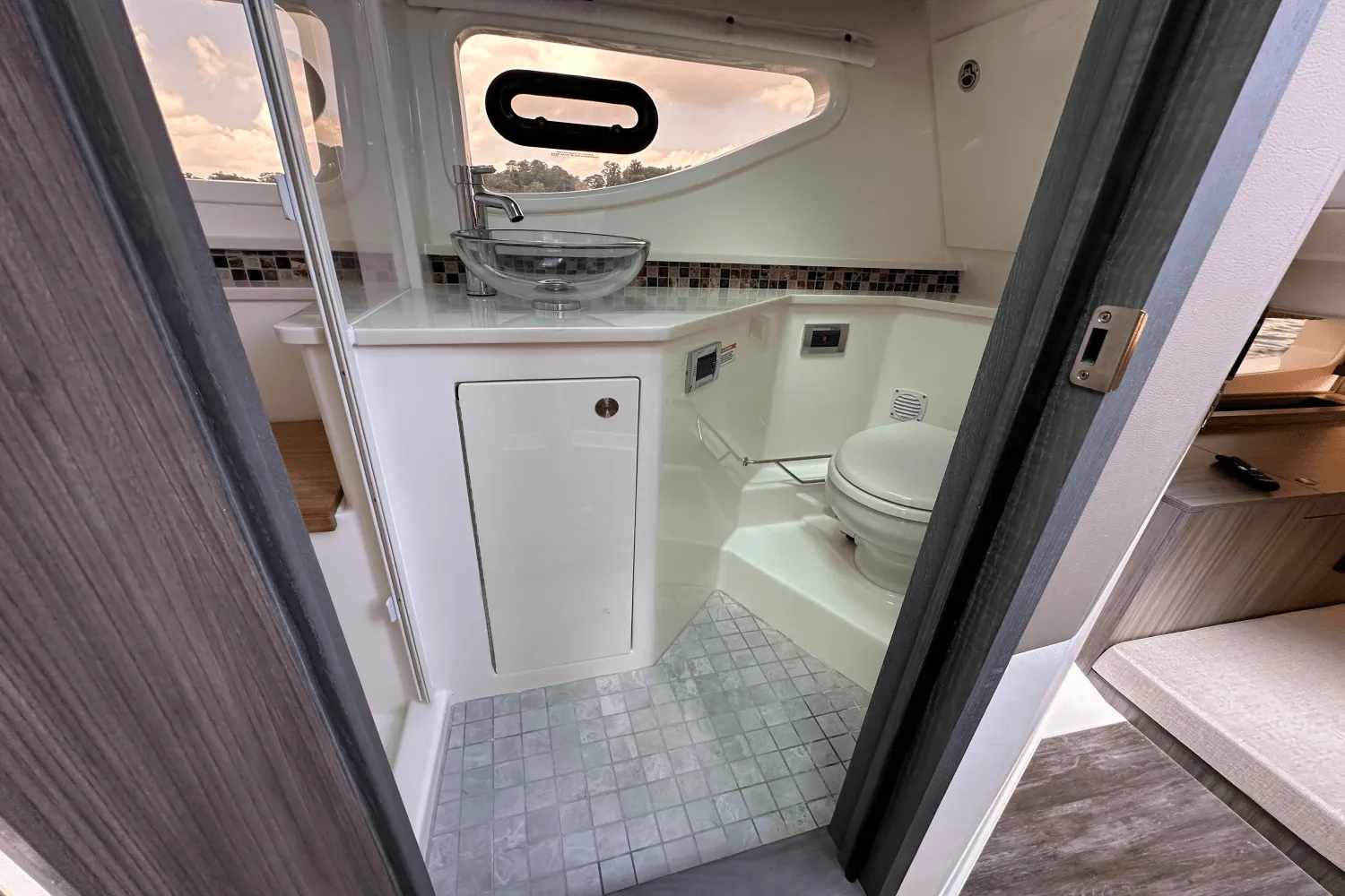 2025 Sea Ray Sundancer 370 Image Thumbnail #16