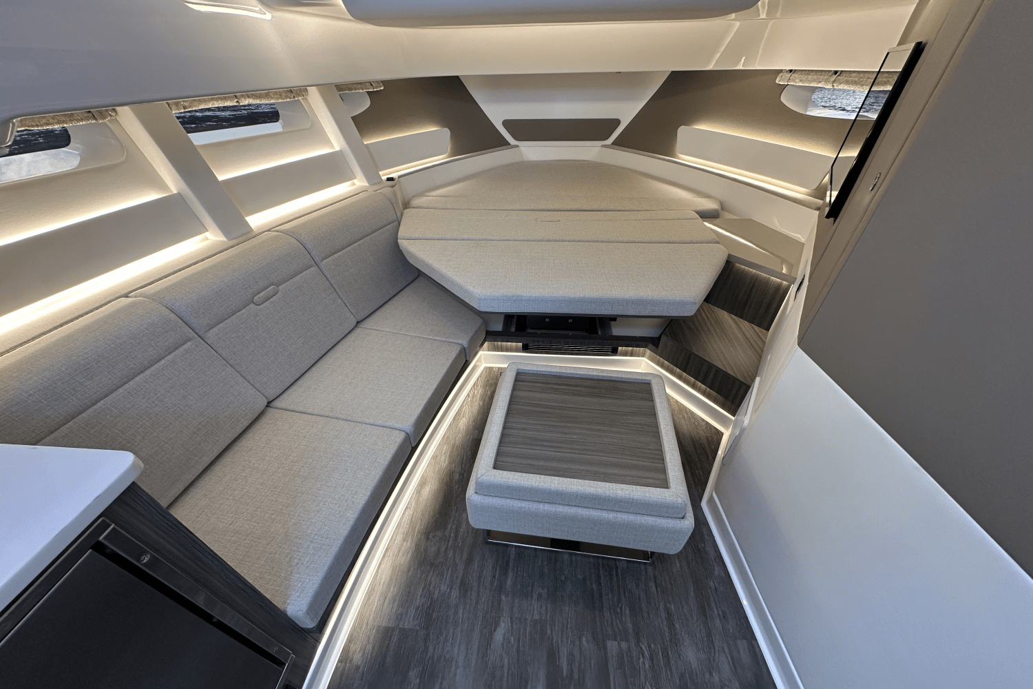 2025 Sea Ray Sundancer 370 Image Thumbnail #13