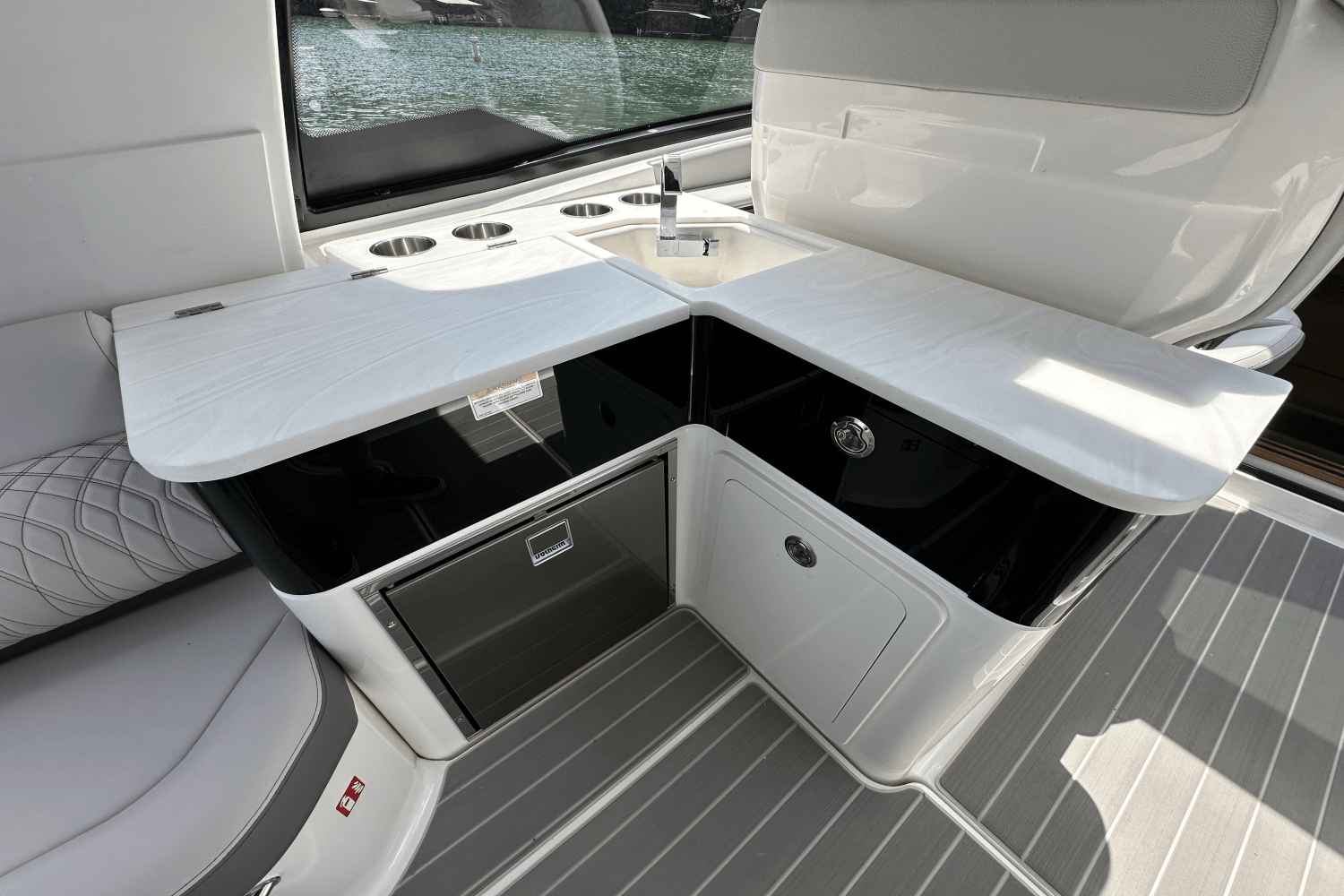 2025 Sea Ray Sundancer 370 Image Thumbnail #27
