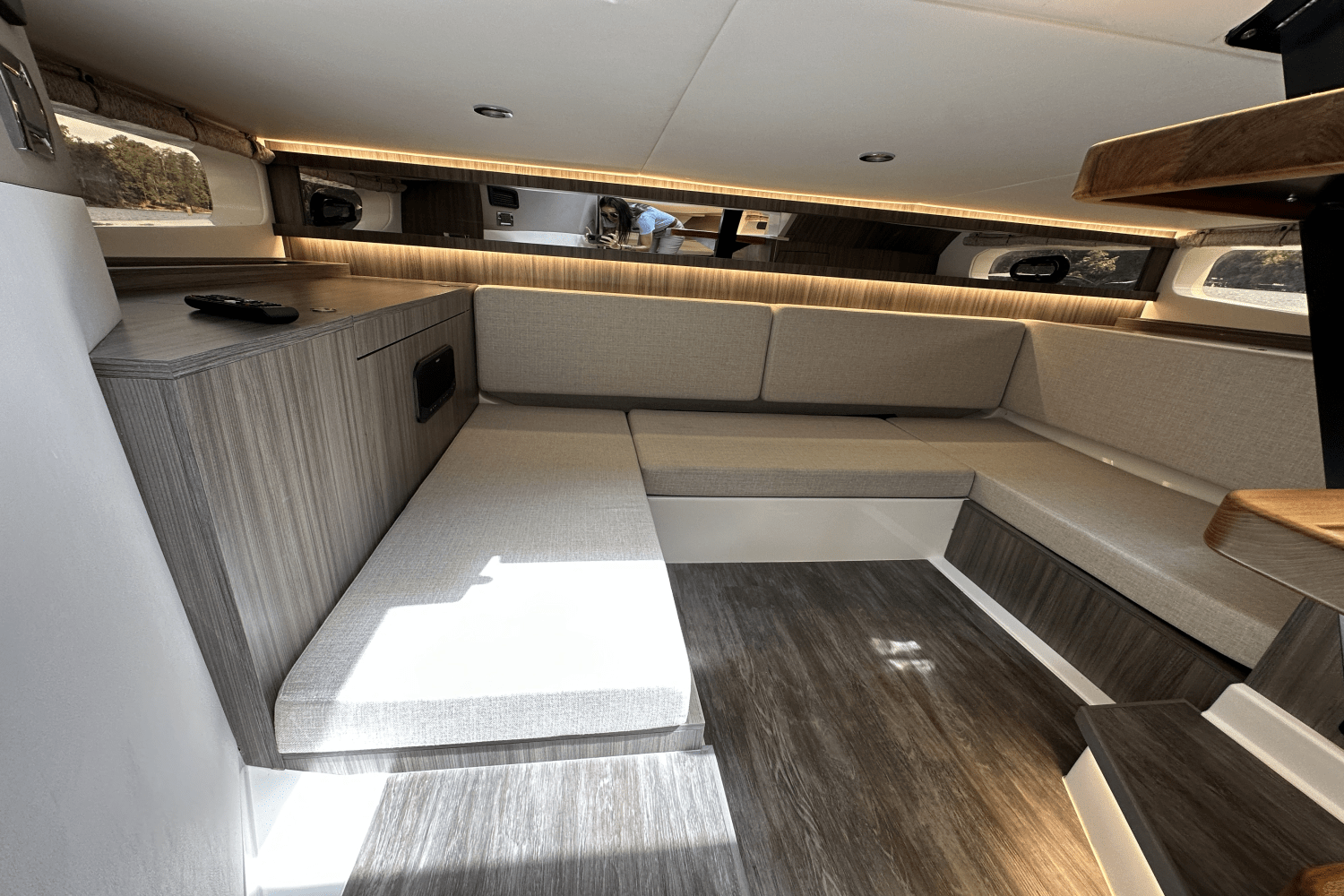 2025 Sea Ray Sundancer 370 Image Thumbnail #18