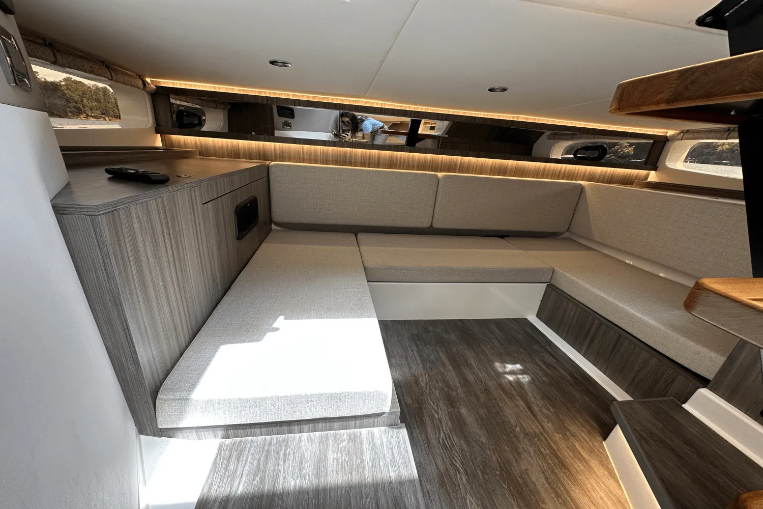 2025 Sea Ray Sundancer 370 Image Thumbnail #18