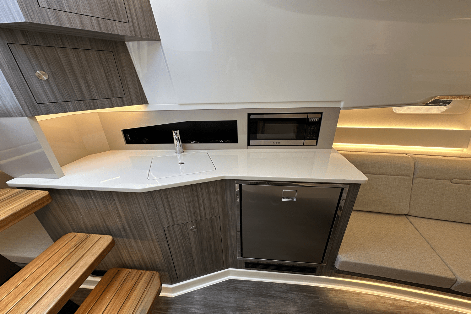 2025 Sea Ray Sundancer 370 Image Thumbnail #12
