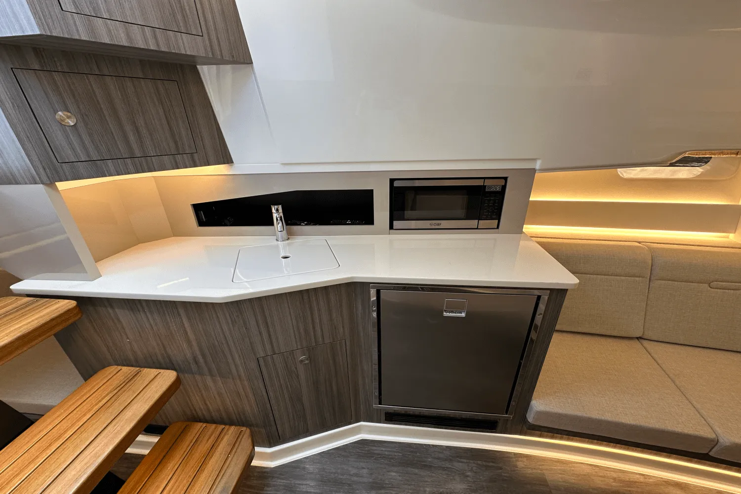 2025 Sea Ray Sundancer 370 Image Thumbnail #12