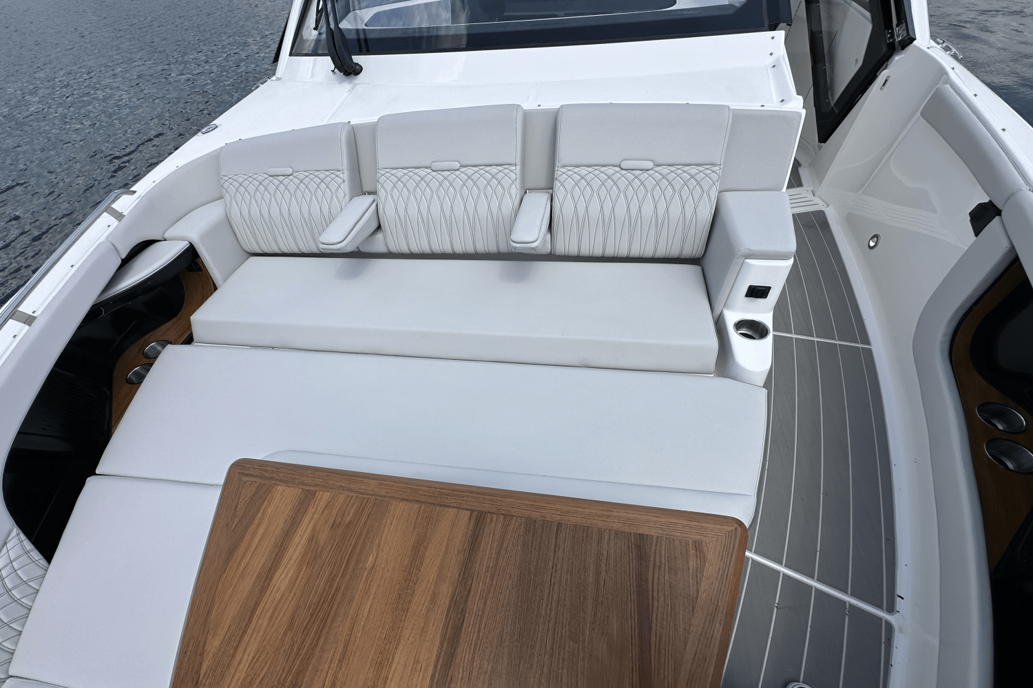 2025 Sea Ray Sundancer 370 Image Thumbnail #37