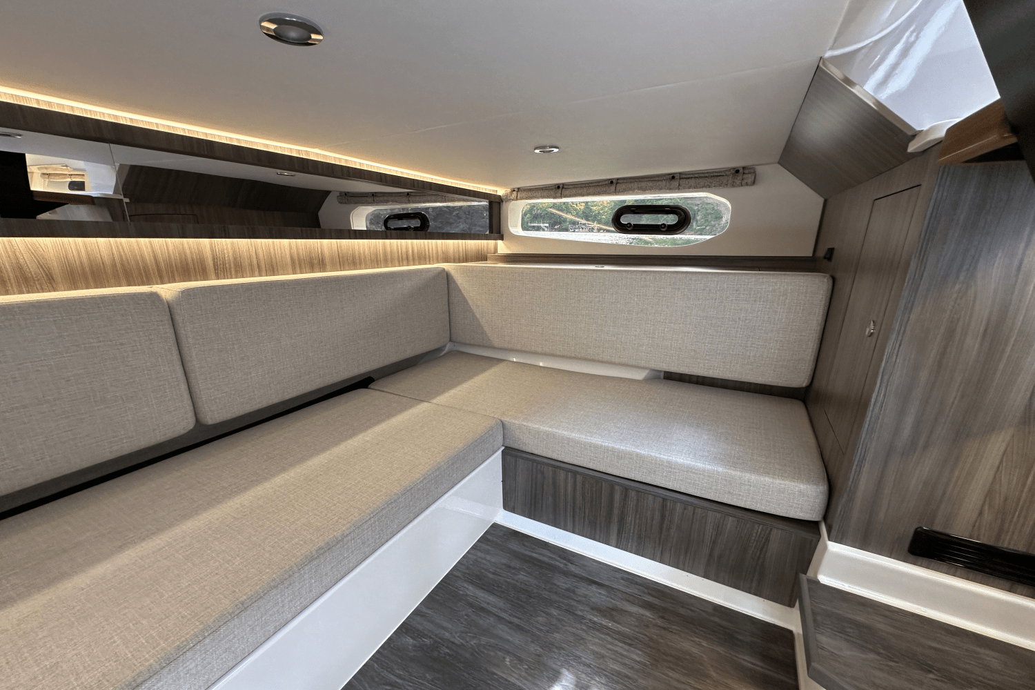2025 Sea Ray Sundancer 370 Image Thumbnail #19