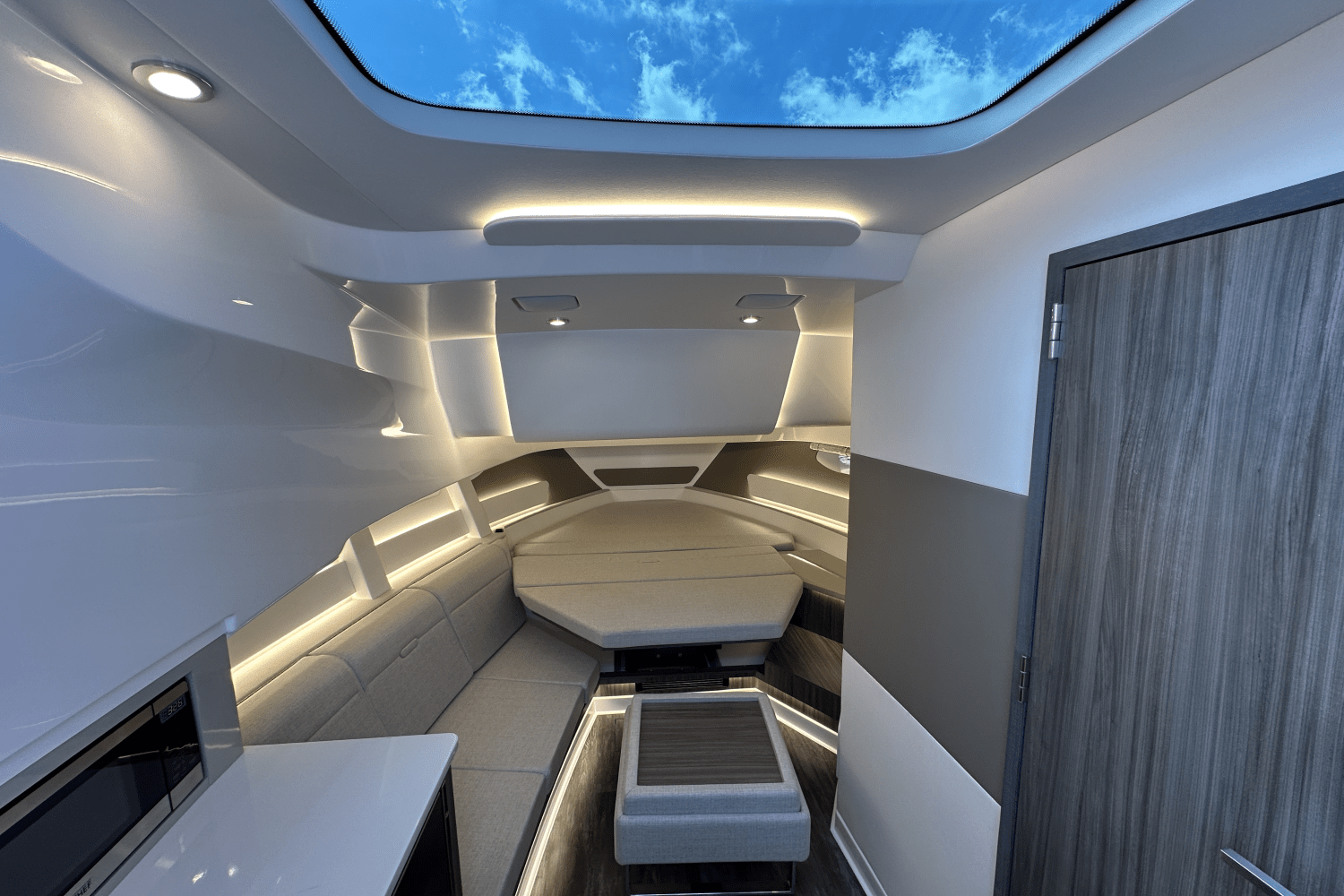 2025 Sea Ray Sundancer 370 Image Thumbnail #11