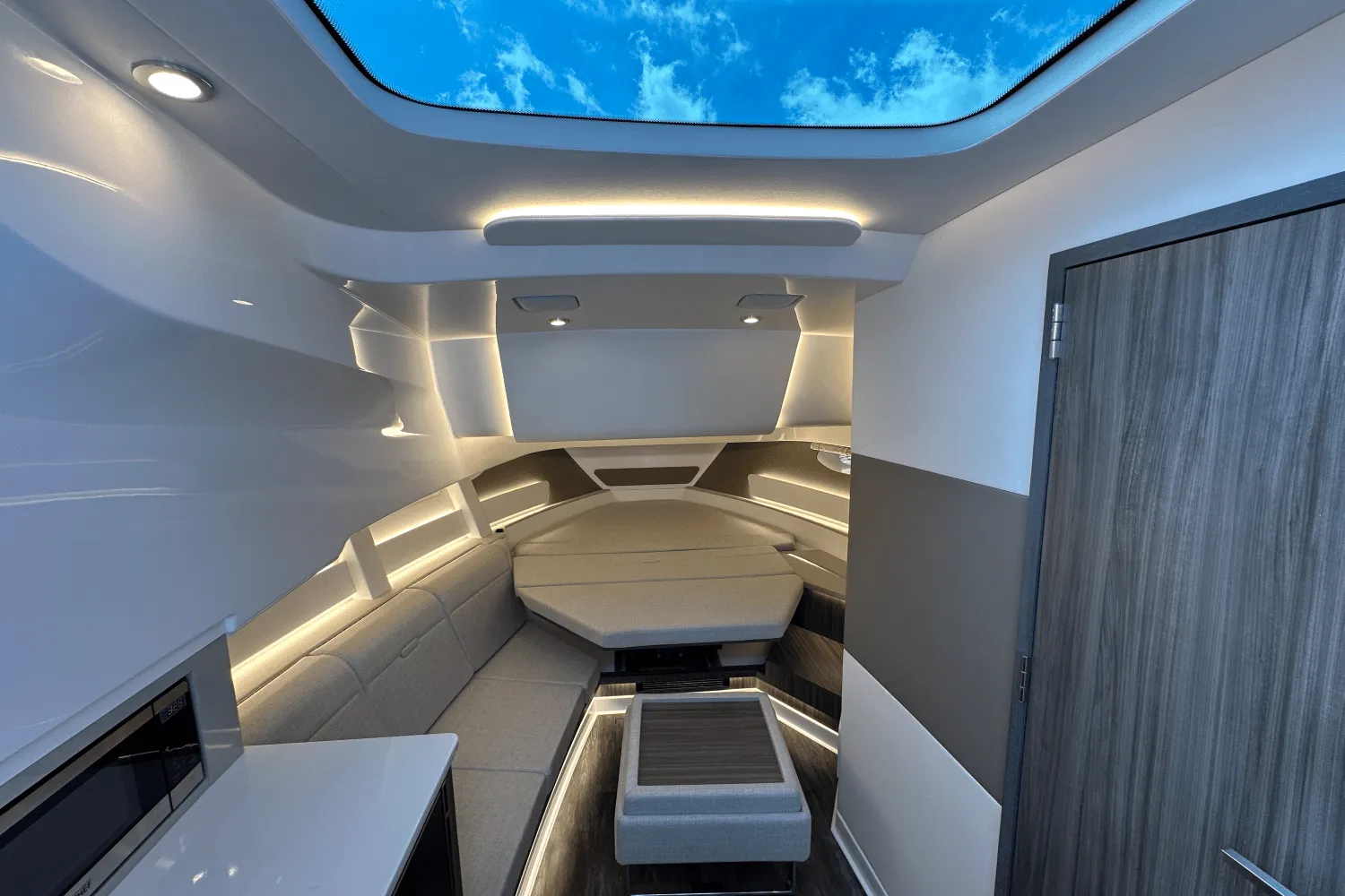2025 Sea Ray Sundancer 370 Image Thumbnail #11