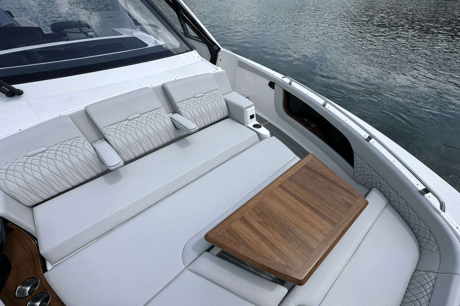 2025 Sea Ray Sundancer 370 Image Thumbnail #35