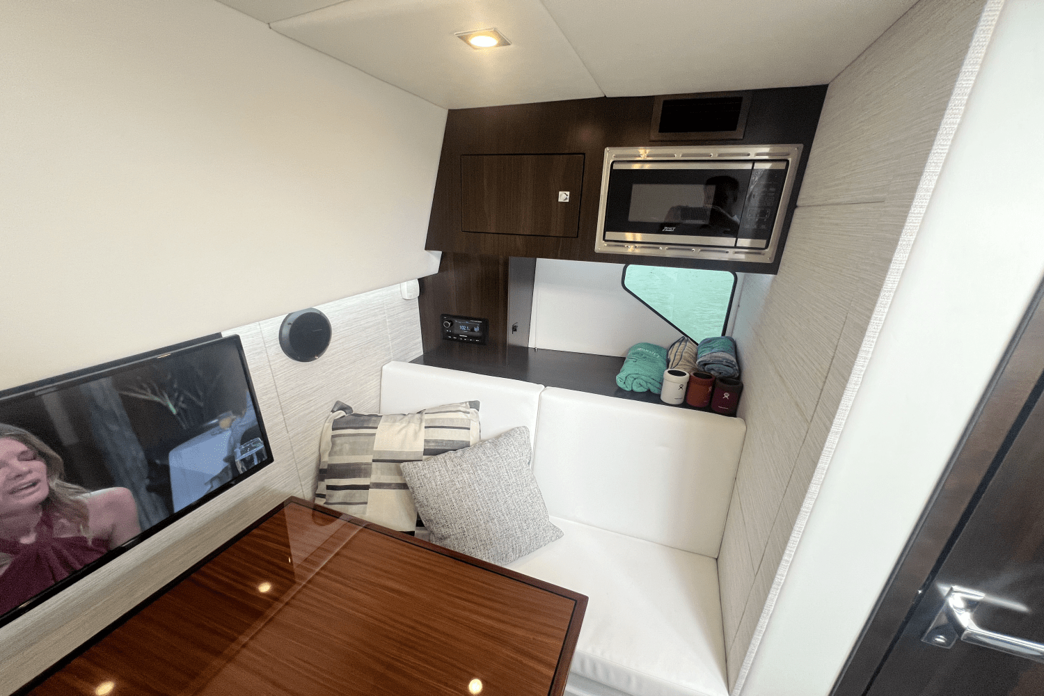 2023 Cruisers Yachts 34GLS I/O SOUTH BEACH Image Thumbnail #31