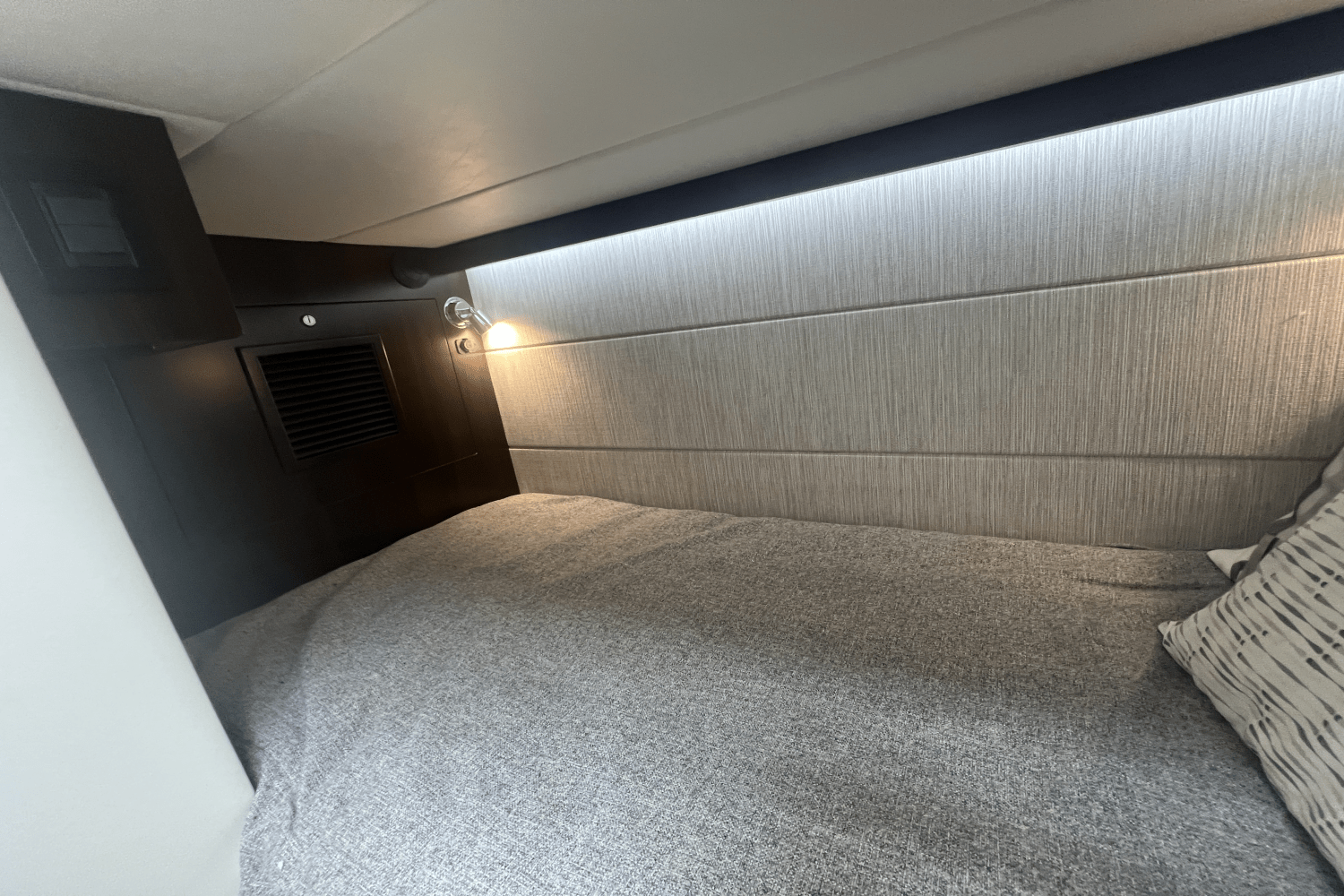 2023 Cruisers Yachts 34GLS I/O SOUTH BEACH Image Thumbnail #35