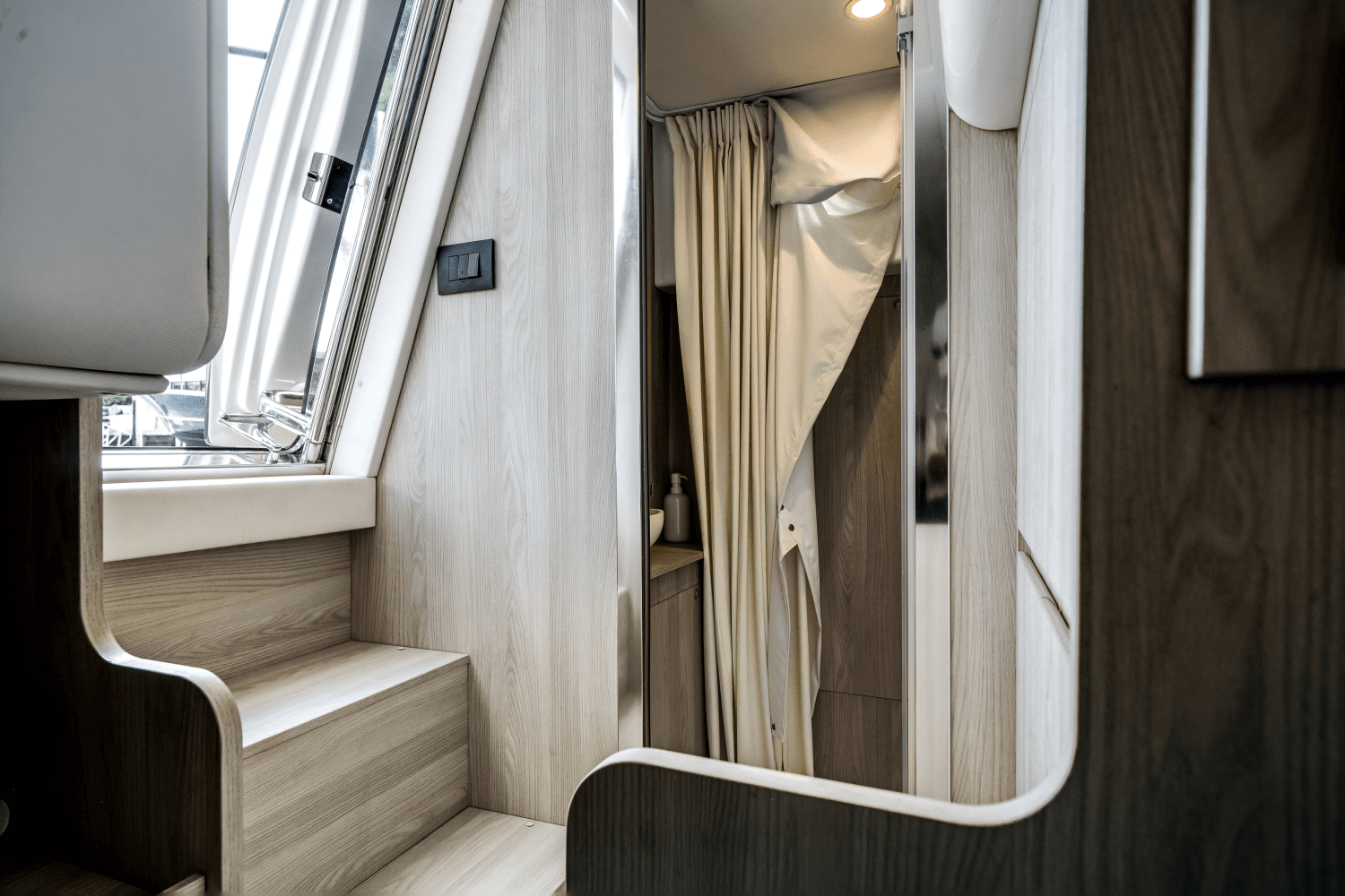 2022 Azimut
                                                             60 FLYBRIDGE Image Thumbnail #65