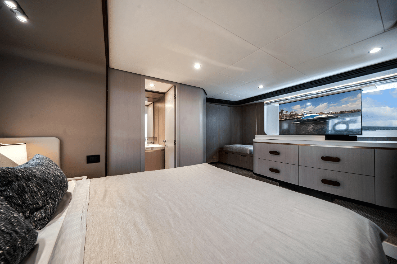 2022 Azimut
                                                             60 FLYBRIDGE Image Thumbnail #45