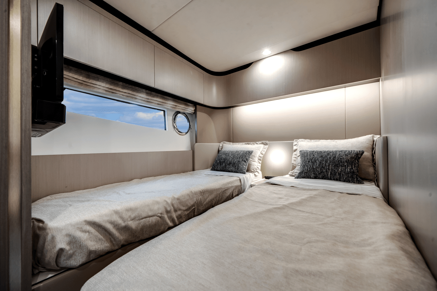 2022 Azimut
                                                             60 FLYBRIDGE Image Thumbnail #40