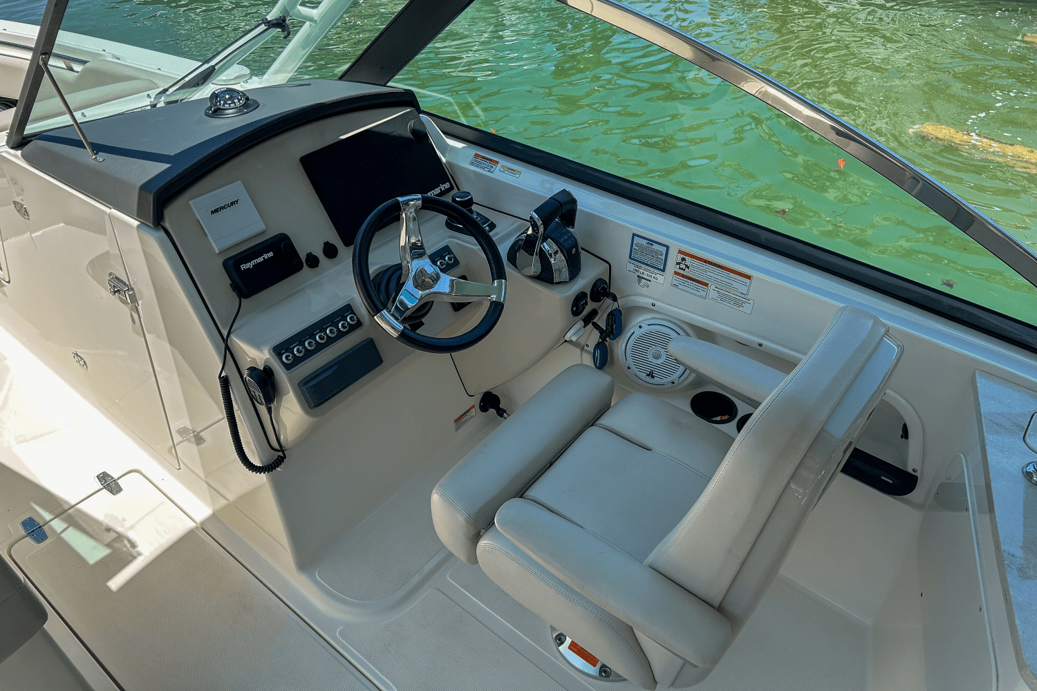 2020 Boston Whaler 270 VANTAGE Image Thumbnail #14