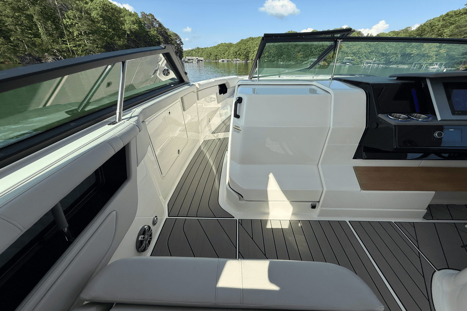 2025 Sea Ray 400 SLX Image Thumbnail #60