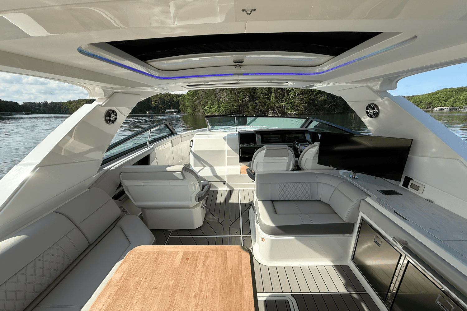 2025 Sea Ray 400 SLX Image Thumbnail #38