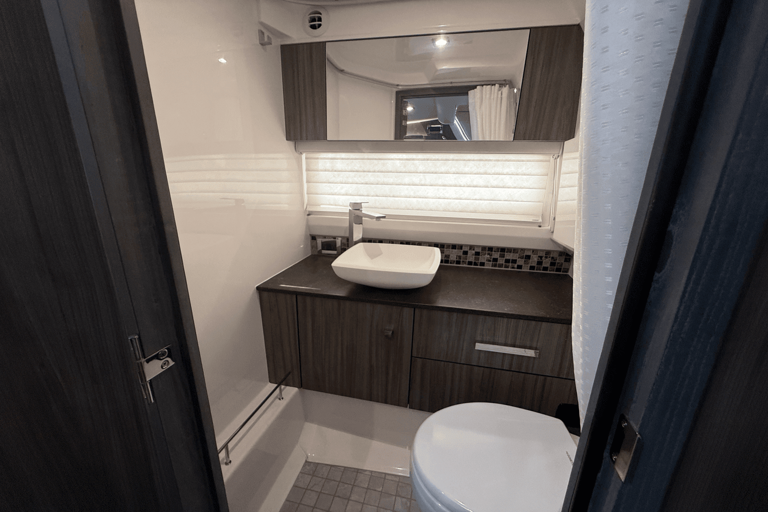 2025 Sea Ray 400 SLX Image Thumbnail #76