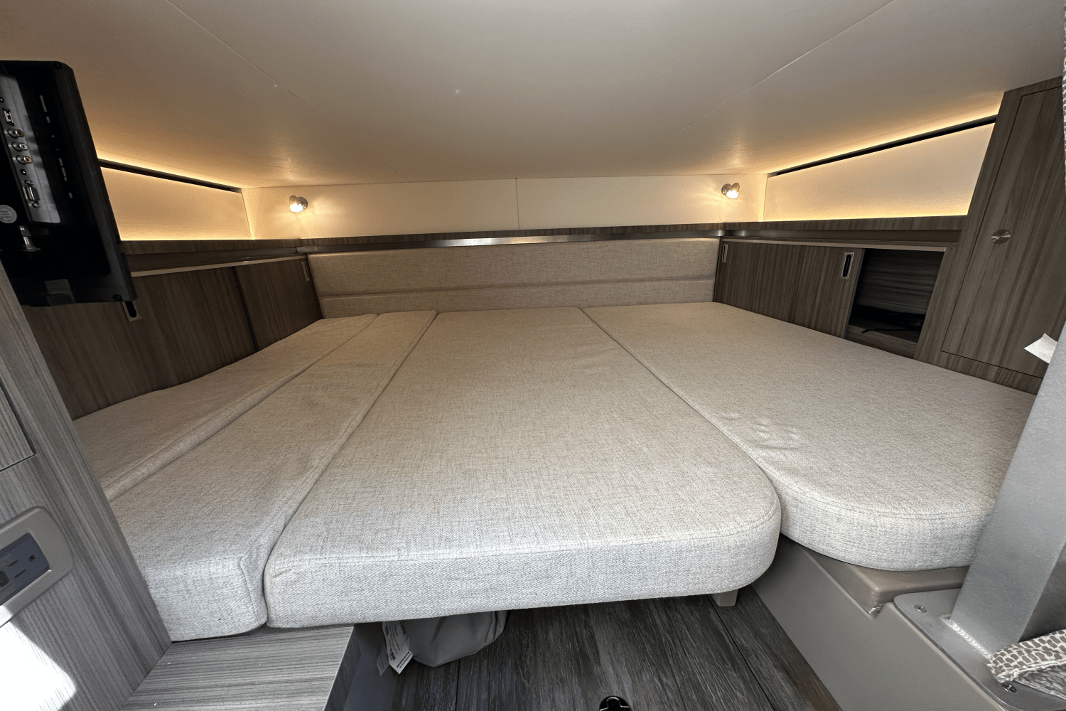 2025 Sea Ray Sundancer 320 Image Thumbnail #34