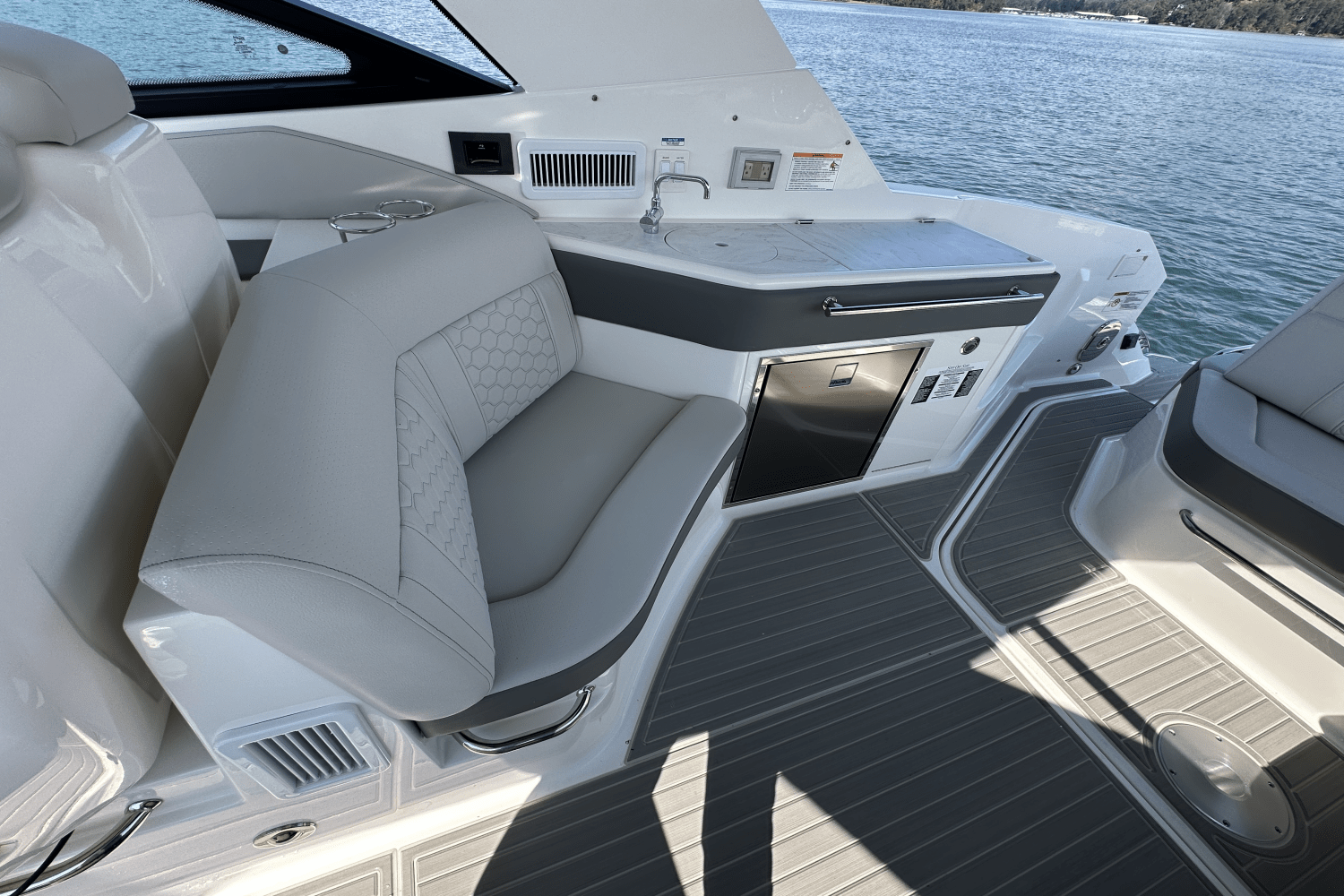 2025 Sea Ray Sundancer 320 Image Thumbnail #38
