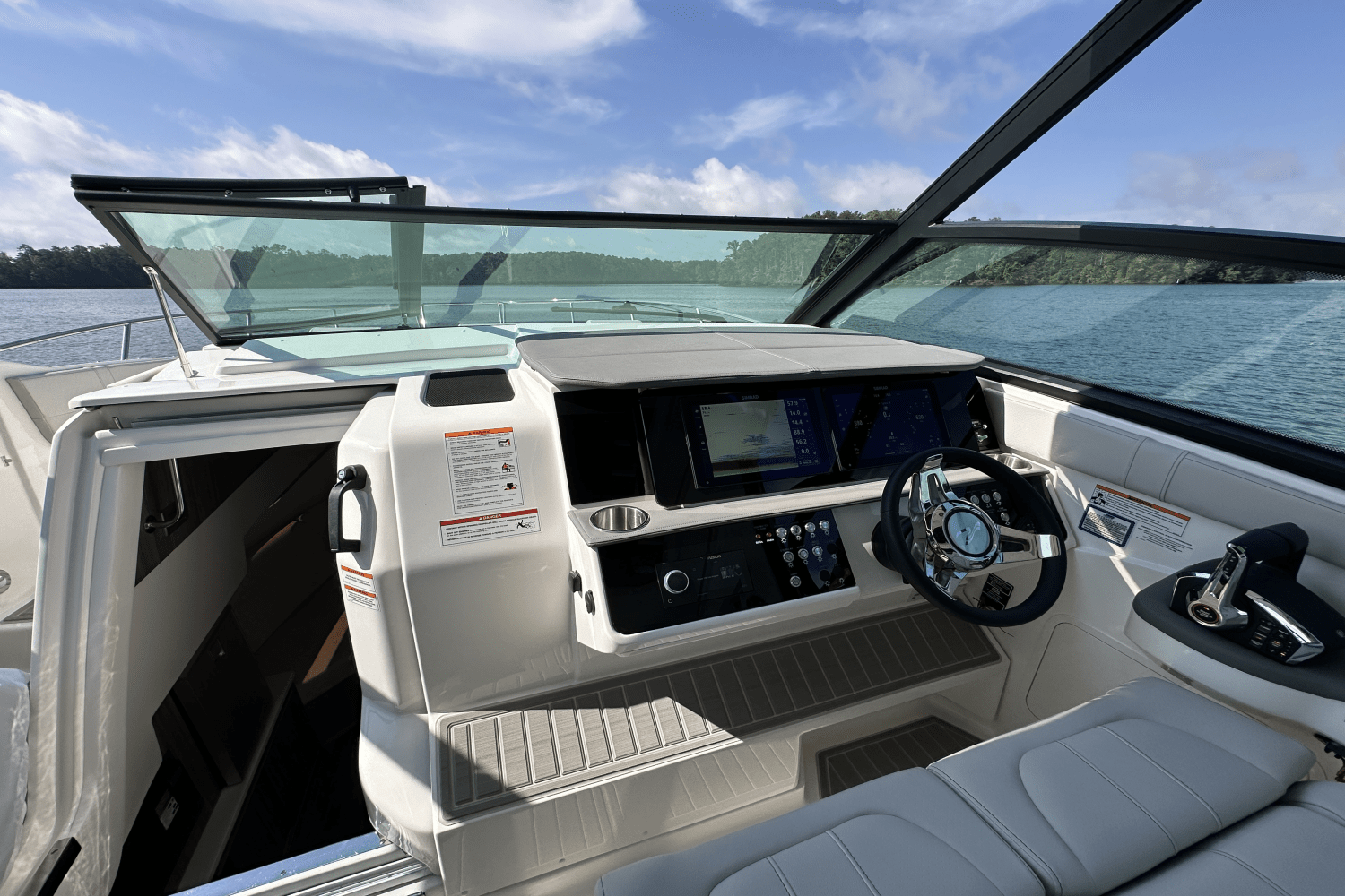 2025 Sea Ray Sundancer 320 Image Thumbnail #24