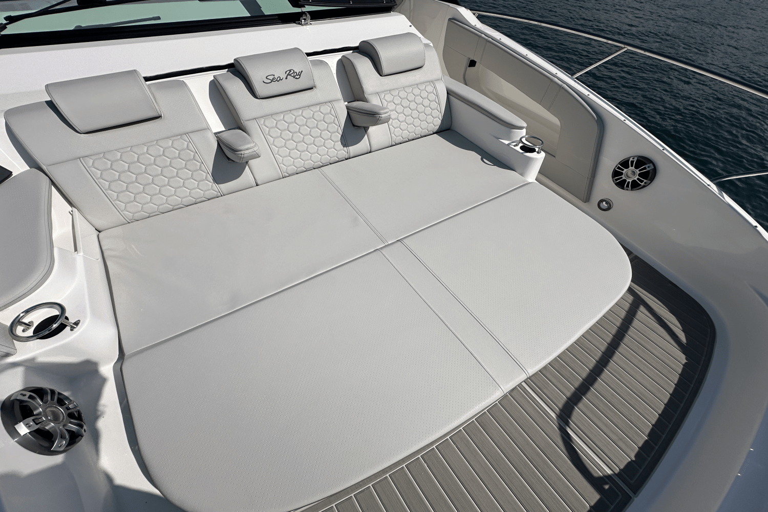 2025 Sea Ray Sundancer 320 Image Thumbnail #16
