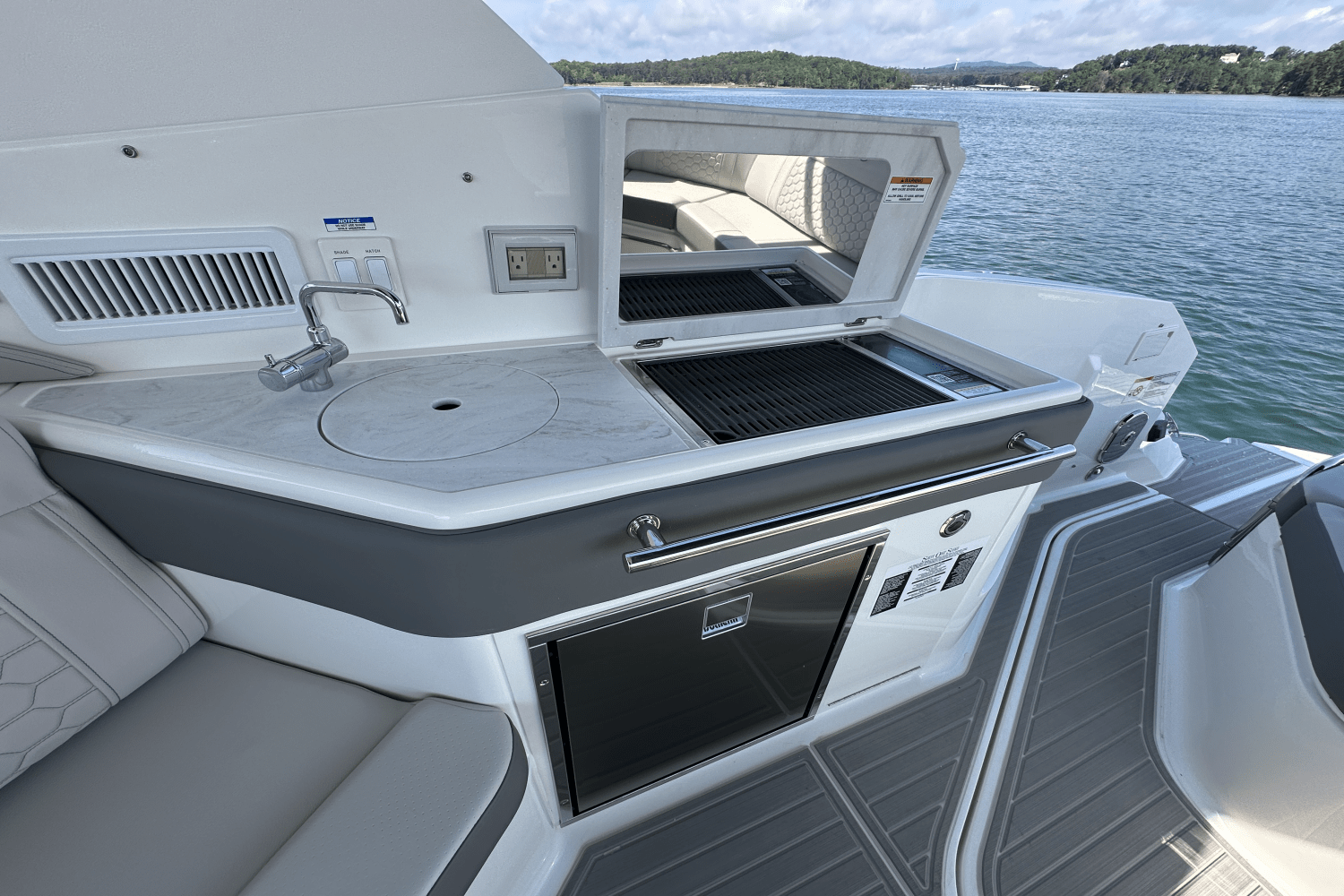2025 Sea Ray Sundancer 320 Image Thumbnail #39